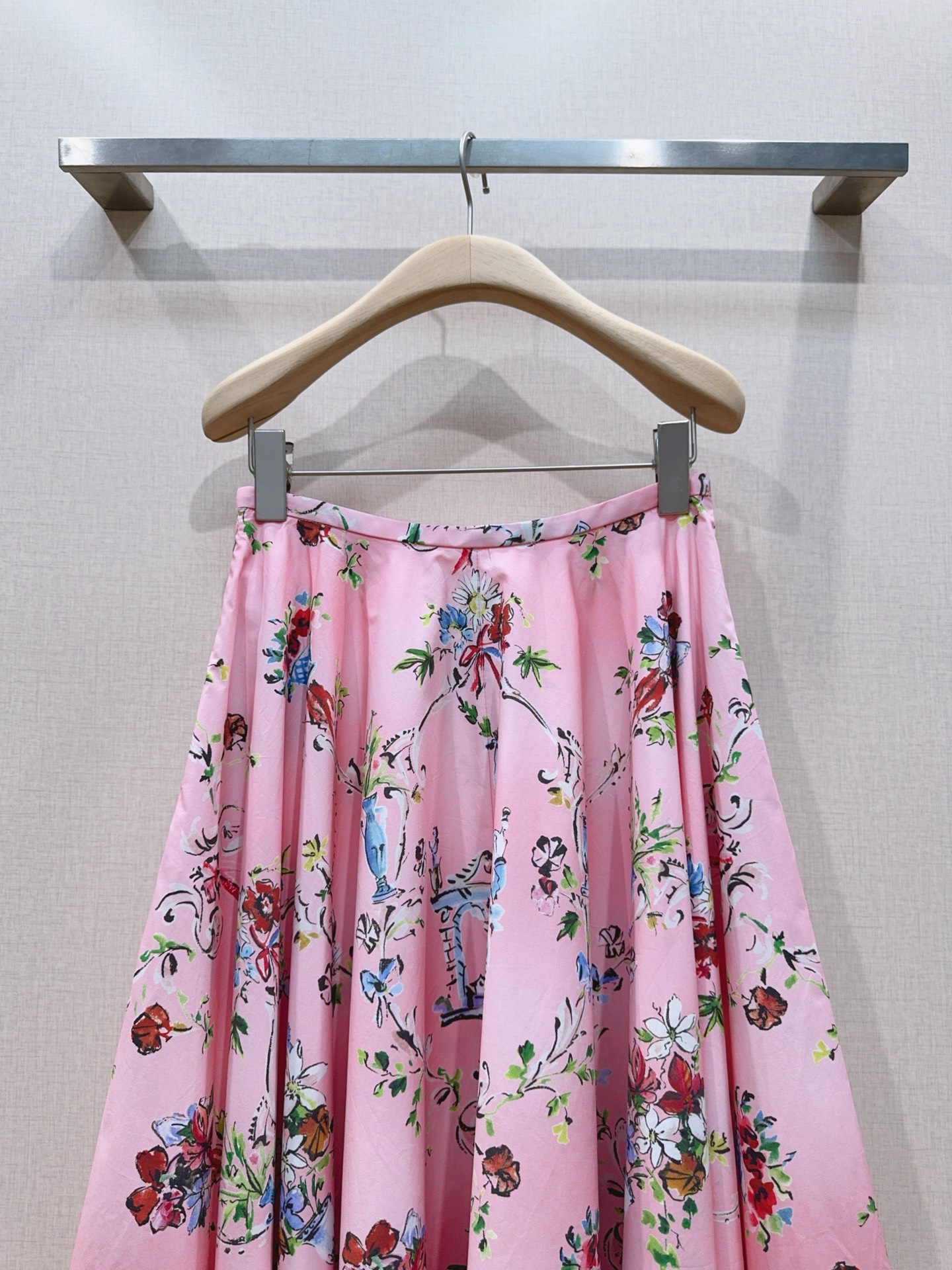 D家温柔蜜桃粉花鸟碎花半裙，复古手绘印花浪漫柔美，大伞摆版型遮肉显瘦，腰间系带勾勒腰线，少女感拉满，温柔