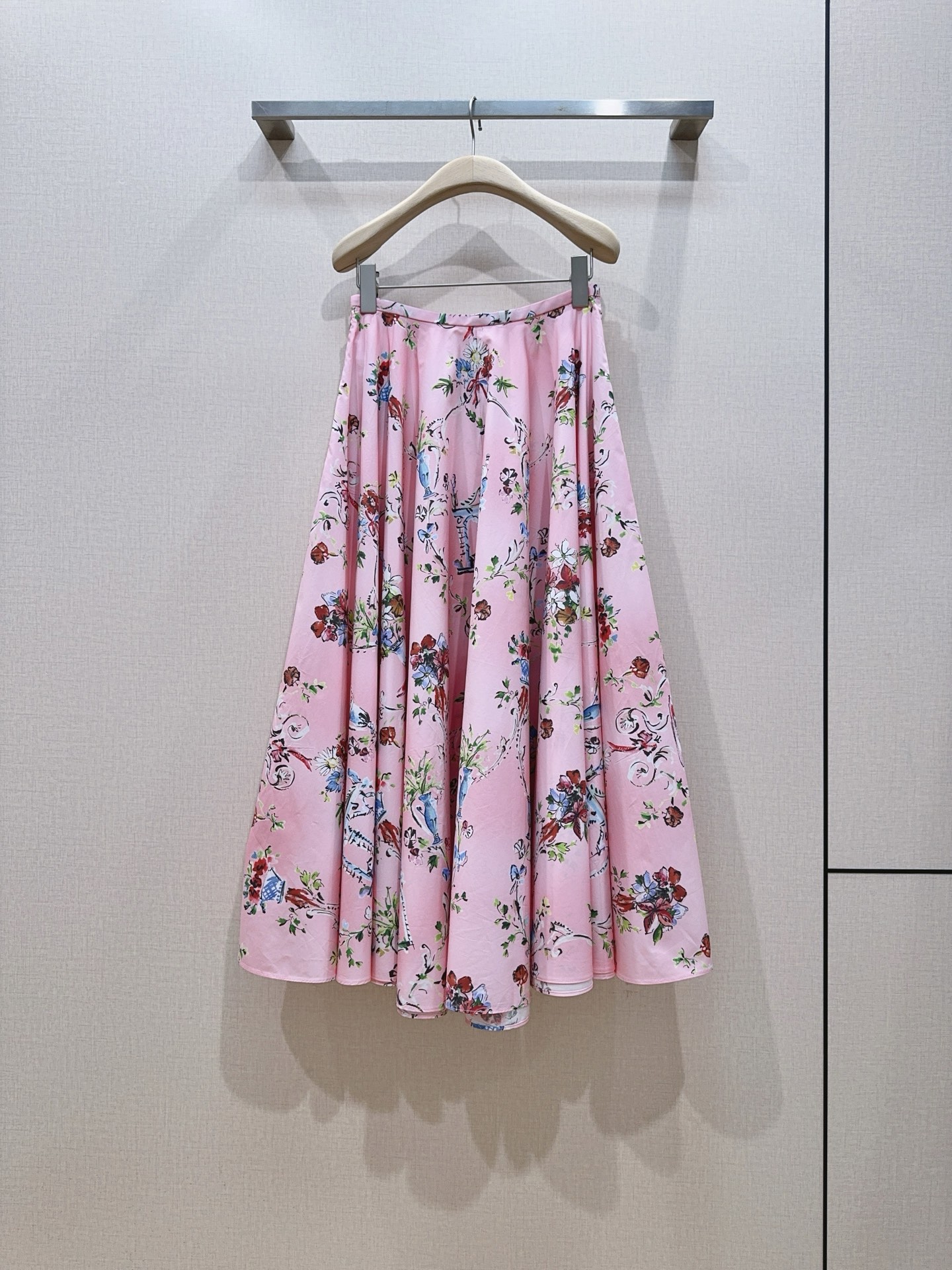 D家温柔蜜桃粉花鸟碎花半裙，复古手绘印花浪漫柔美，大伞摆版型遮肉显瘦，腰间系带勾勒腰线，少女感拉满，温柔
