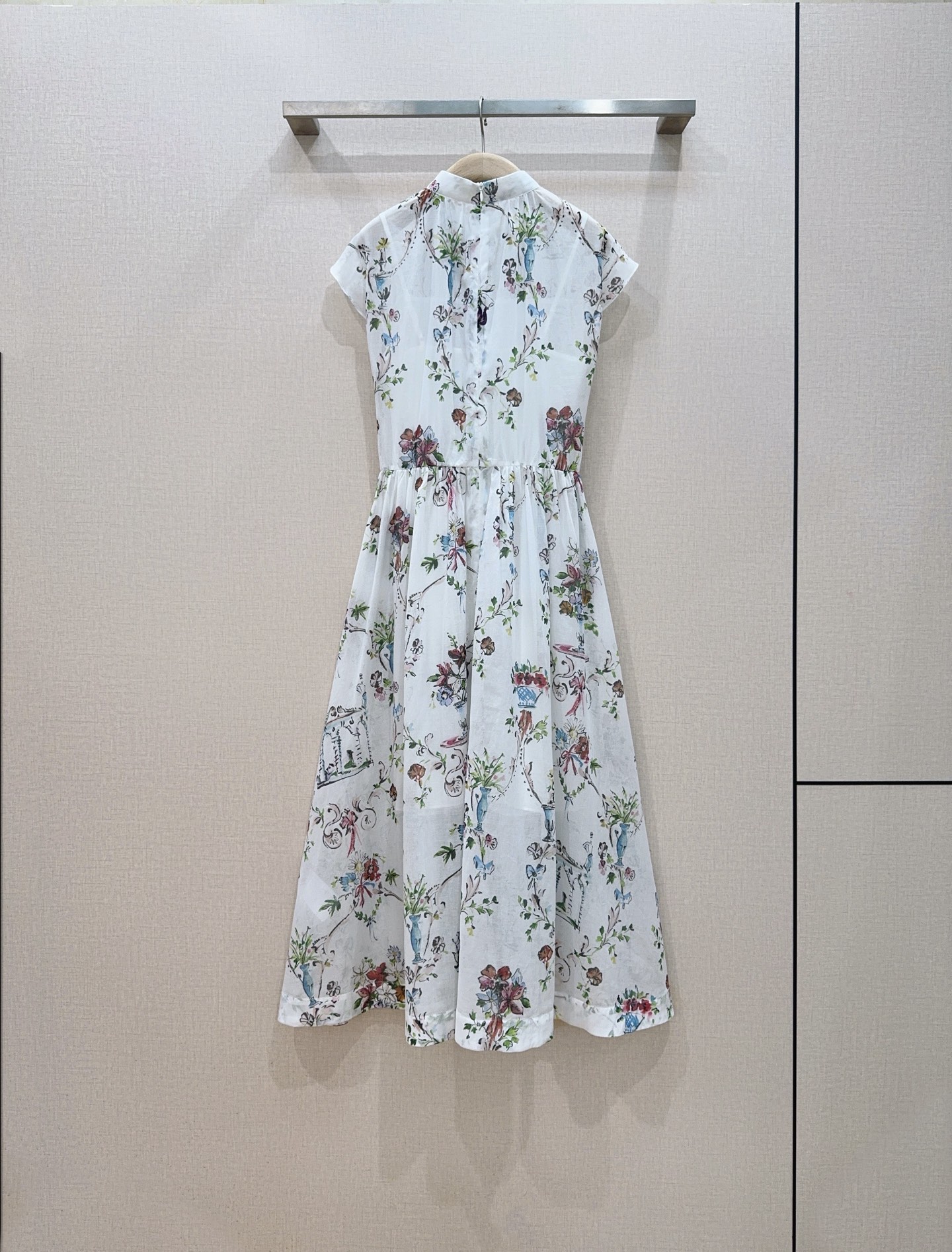 D家花卉印花连衣裙新品上架🆕❤️~小立领半开襟门襟，采用轻薄透气面料，领口处做了细碎捏褶，飞边袖设计，中