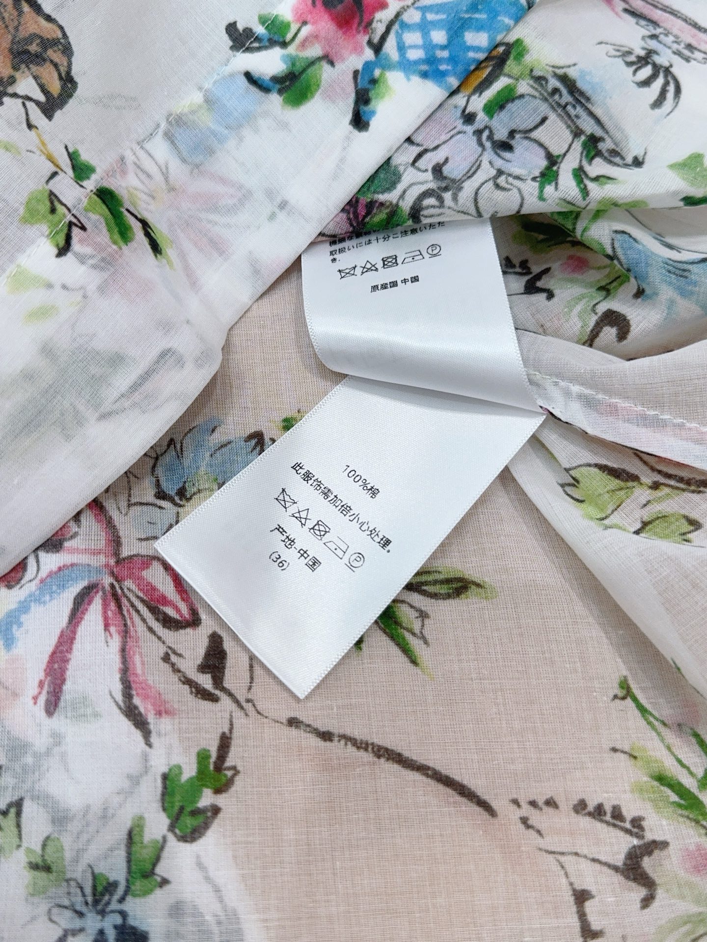 D家花卉印花连衣裙新品上架🆕❤️~小立领半开襟门襟，采用轻薄透气面料，领口处做了细碎捏褶，飞边袖设计，中