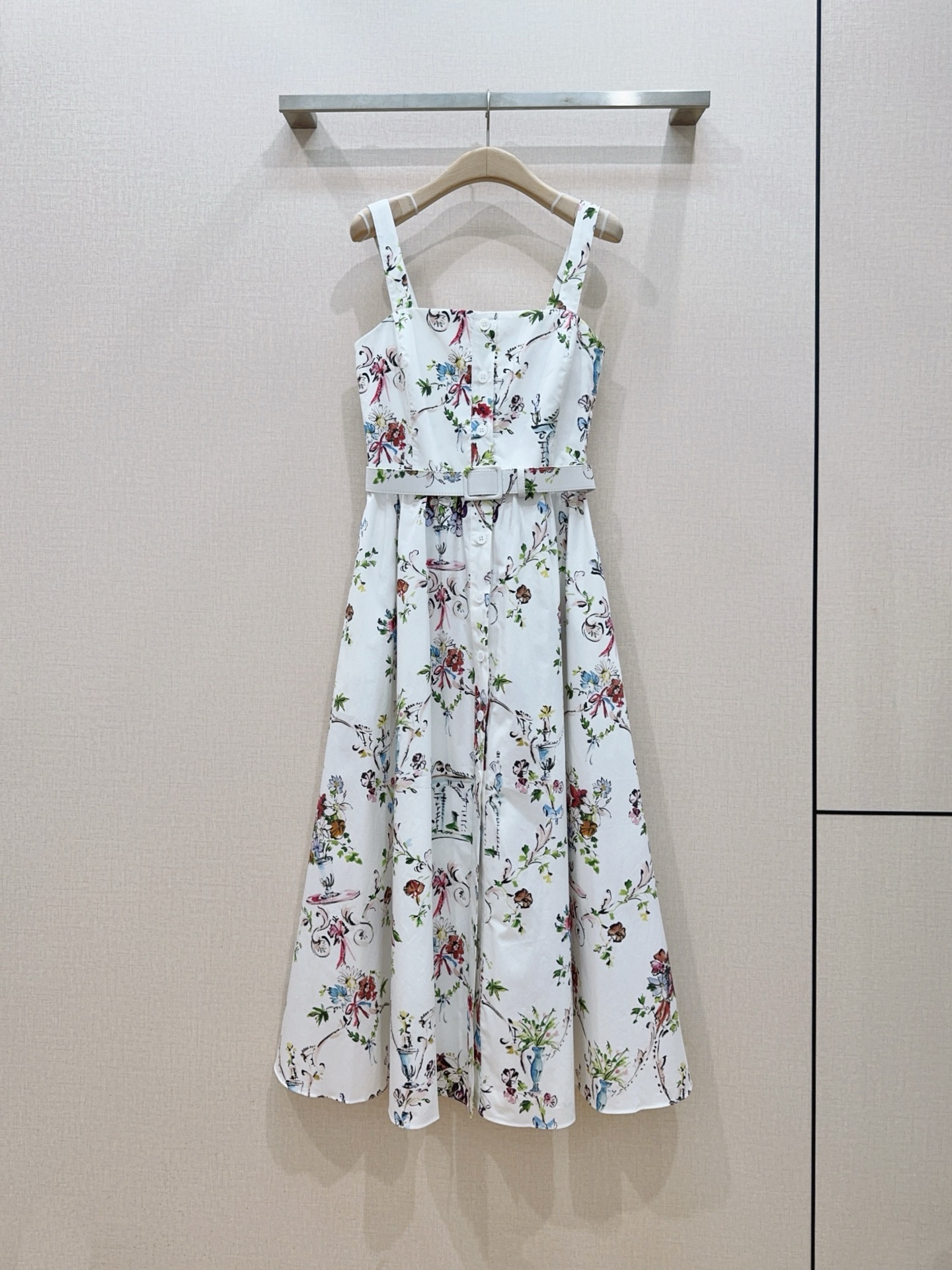 NO:897701,D's white-bottomed retro floral suspender skirt, with a square neckline that reveals the graceful shoulder line. The original belt tightens the waist, and the A-line large skirt hides the flesh and makes the body slimmer. The front button design, literary ink painting printing, refreshing and breathable, the first choice for travel wear. Size SMLXL, K260541,, Dior-clothing, dior, dior, skirts,19860909D家白底复古花卉吊带裙,方领露出优美肩线. 原配腰带收紧腰身,A字大裙摆藏肉显瘦. 前排纽扣设计,文艺水墨画印花,清爽透气,出游穿搭首选. 码数SMLXL,K260541,,迪奥-服装,dior,dior,skirts,,Women's clothing