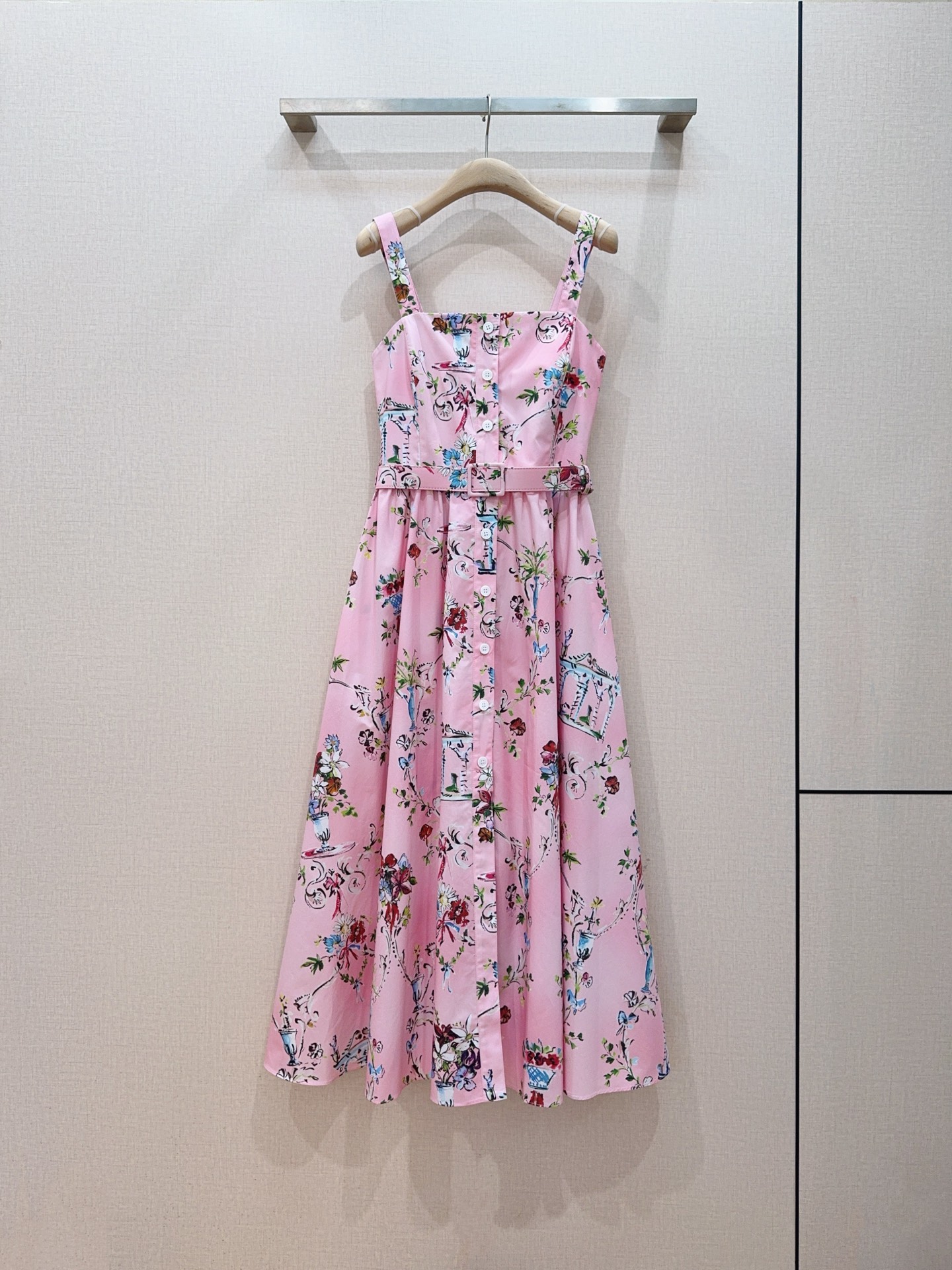 NO:901510,D's soft pink bottom retro printed suspender skirt, the square neck design is exquisite and slimming. It comes with a belt of the same color, which can easily tighten the waist, and the mid-length skirt has a wide hem, which makes walking elegant and smart. The fabric is fresh and breathable, making it full of atmosphere for vacation and date wear. Size SMLXL, K260541,, Dior-clothing, dior, dior, skirts,19860909D家柔粉色底复古印花吊带裙,方领设计精致显瘦. 自带同色系腰带,轻松收出小蛮腰,大摆中长裙版型,走路飘逸灵动. 面料清爽透气,度假、约会穿氛围感拉满. 码数SMLXL,K260541,,迪奥-服装,dior,dior,skirts,,Women's clothing