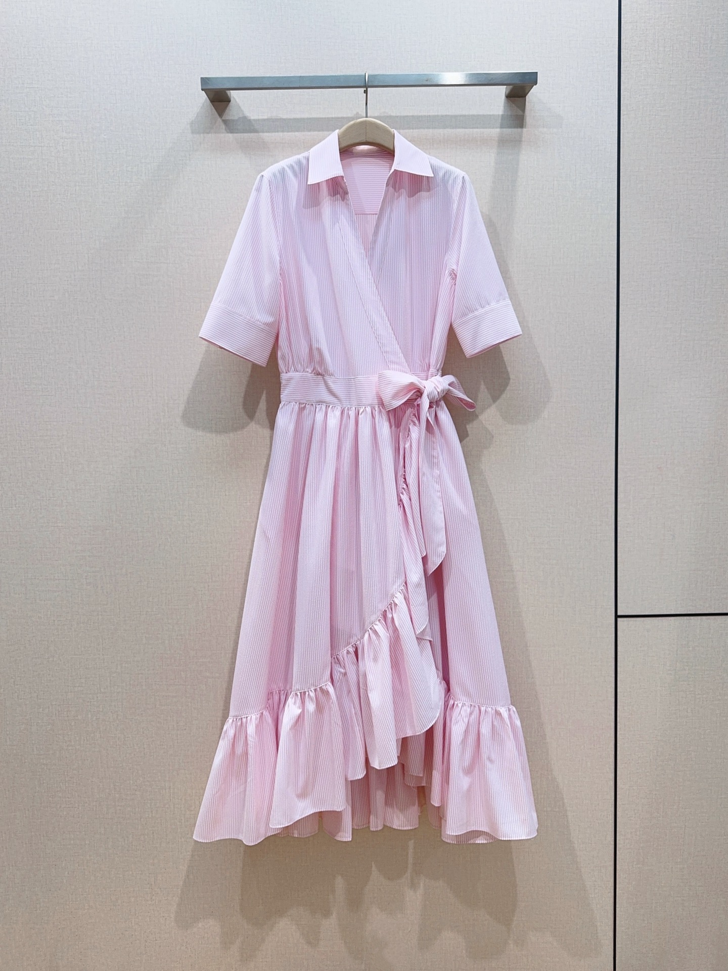 NO:897670,Recommended new product of D family striped wrap shirt and ruffle dress [Love] [Love]... Classic lapel crossover V-neck wrap tailoring, five-quarter turn-down short sleeves, fine pink and white vertical striped fabric, side bows tied with the same fabric, can be freely adjusted for tightness; very tolerant [strong] Irregular double-layer lotus fishtail hem, elegant and flexible when walking; dating, seaside, daily upper body is super beautiful  Size SMLXL,K260532,,Dior-clothing,dior,skirts,shirts,T-shirt,19860909D 家条纹围裹衬衫荷叶边连衣裙新品推荐[爱心][爱心]…… 经典翻领交叉V领围裹式剪裁,五分翻折短袖,细粉白竖条纹面料,侧边同面料绑带蝴蝶结,可自由调节松紧；包容性很强[强] 不规则双层荷叶鱼尾下摆,高走动时飘逸灵动；约会,海边,日常上身超美 码数SMLXL,K260532,,迪奥-服装,dior,skirts,shirts,T-shirt,,Women's clothing