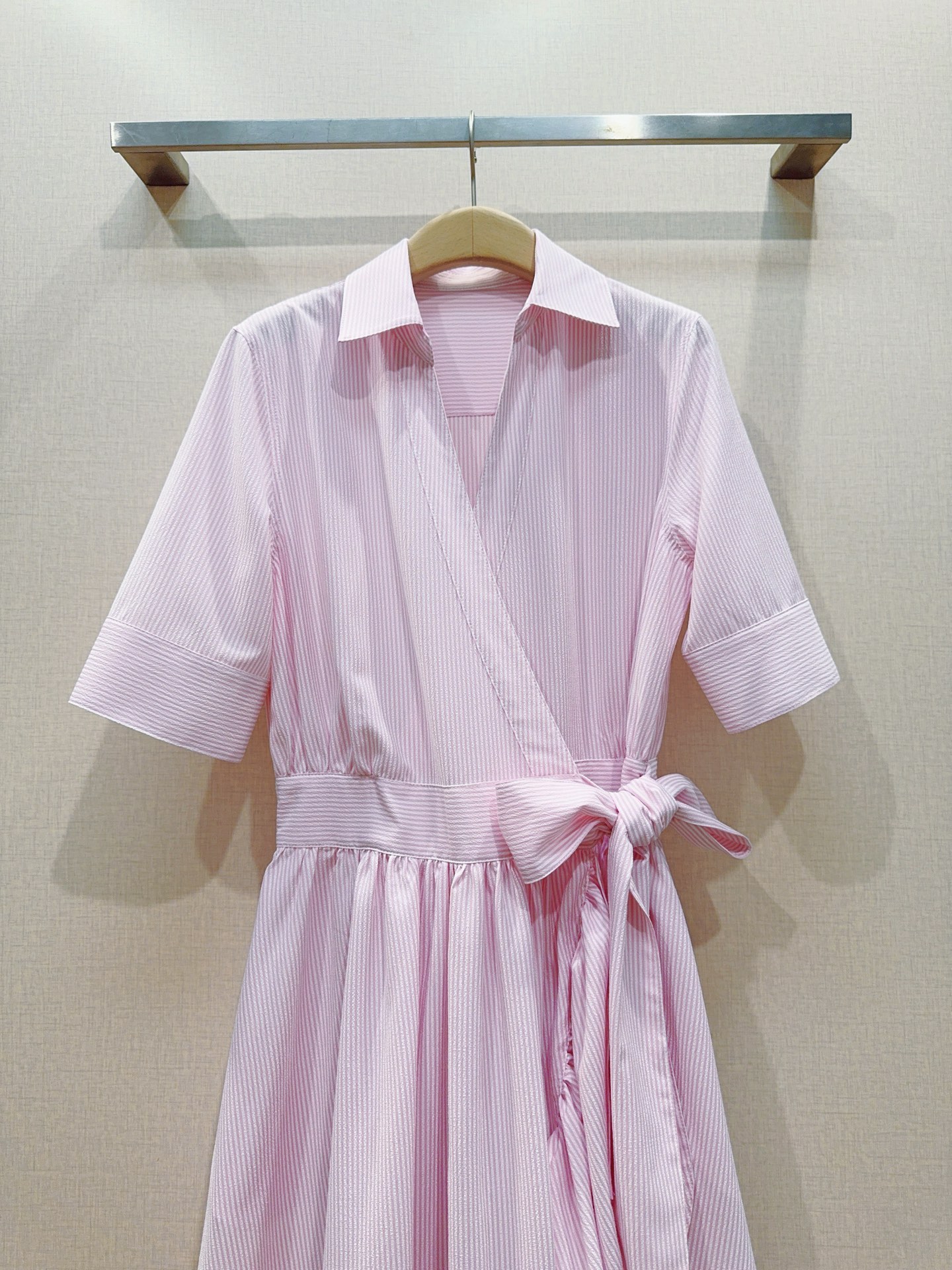 D 家条纹围裹衬衫荷叶边连衣裙👗新品推荐[爱心][爱心]……经典翻领交叉V领围裹式剪裁，五分翻折短袖，细