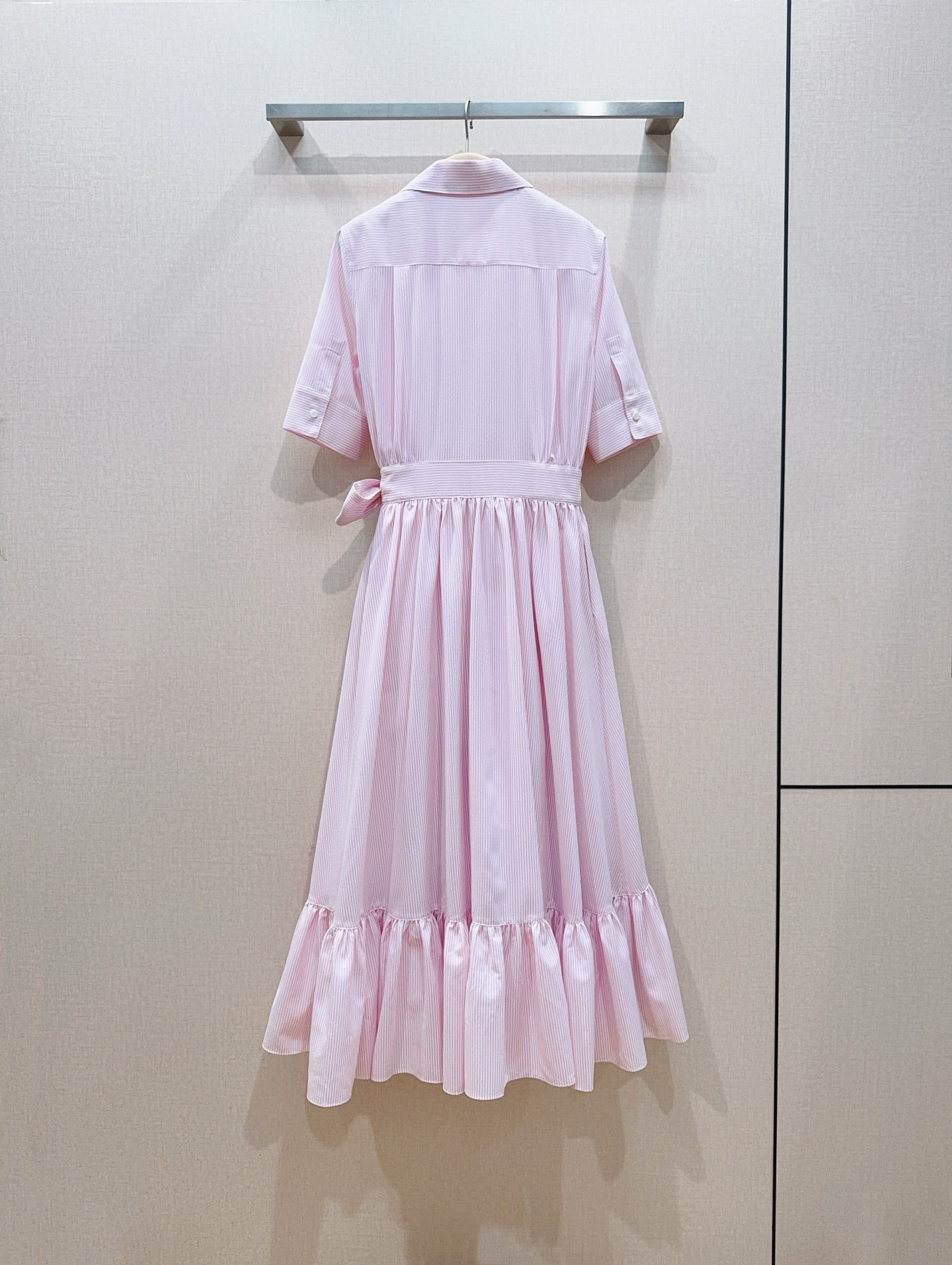 D 家条纹围裹衬衫荷叶边连衣裙👗新品推荐[爱心][爱心]……经典翻领交叉V领围裹式剪裁，五分翻折短袖，细