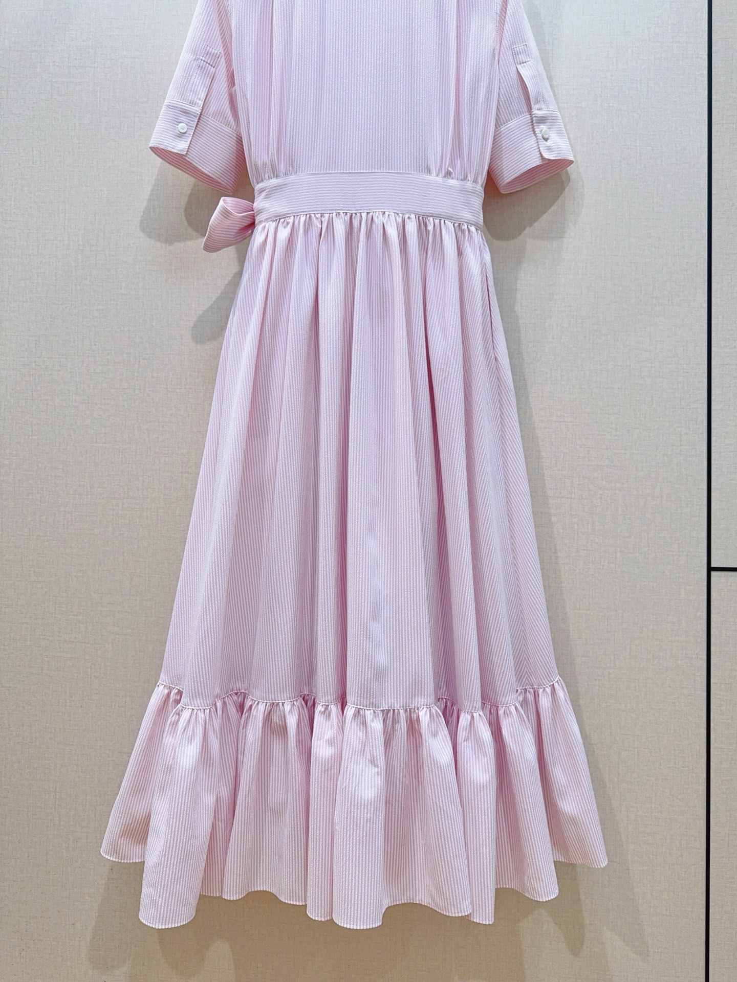 D 家条纹围裹衬衫荷叶边连衣裙👗新品推荐[爱心][爱心]……经典翻领交叉V领围裹式剪裁，五分翻折短袖，细