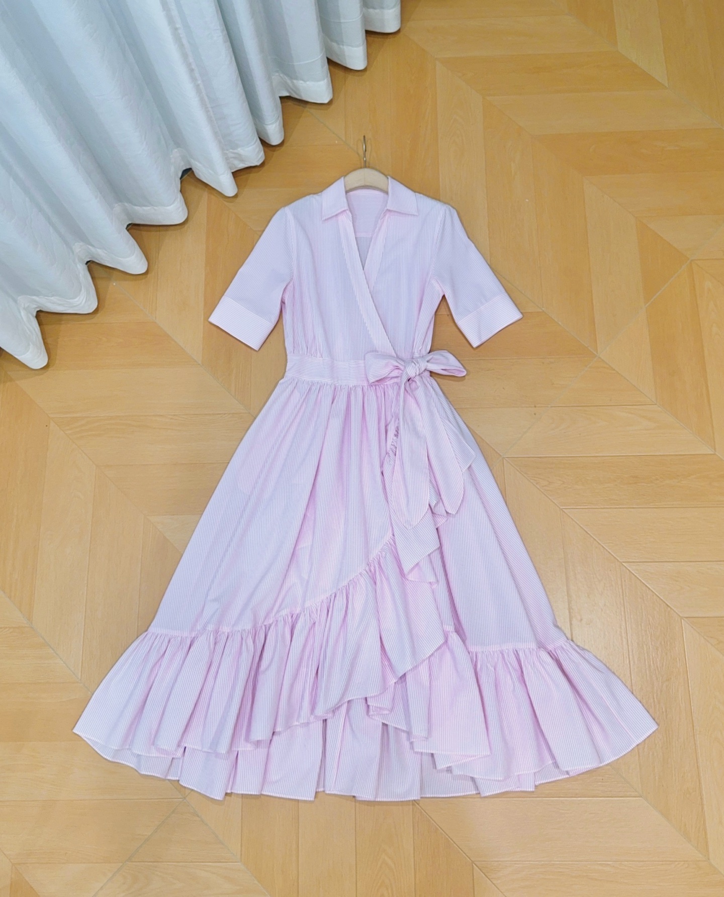 D 家条纹围裹衬衫荷叶边连衣裙👗新品推荐[爱心][爱心]……经典翻领交叉V领围裹式剪裁，五分翻折短袖，细
