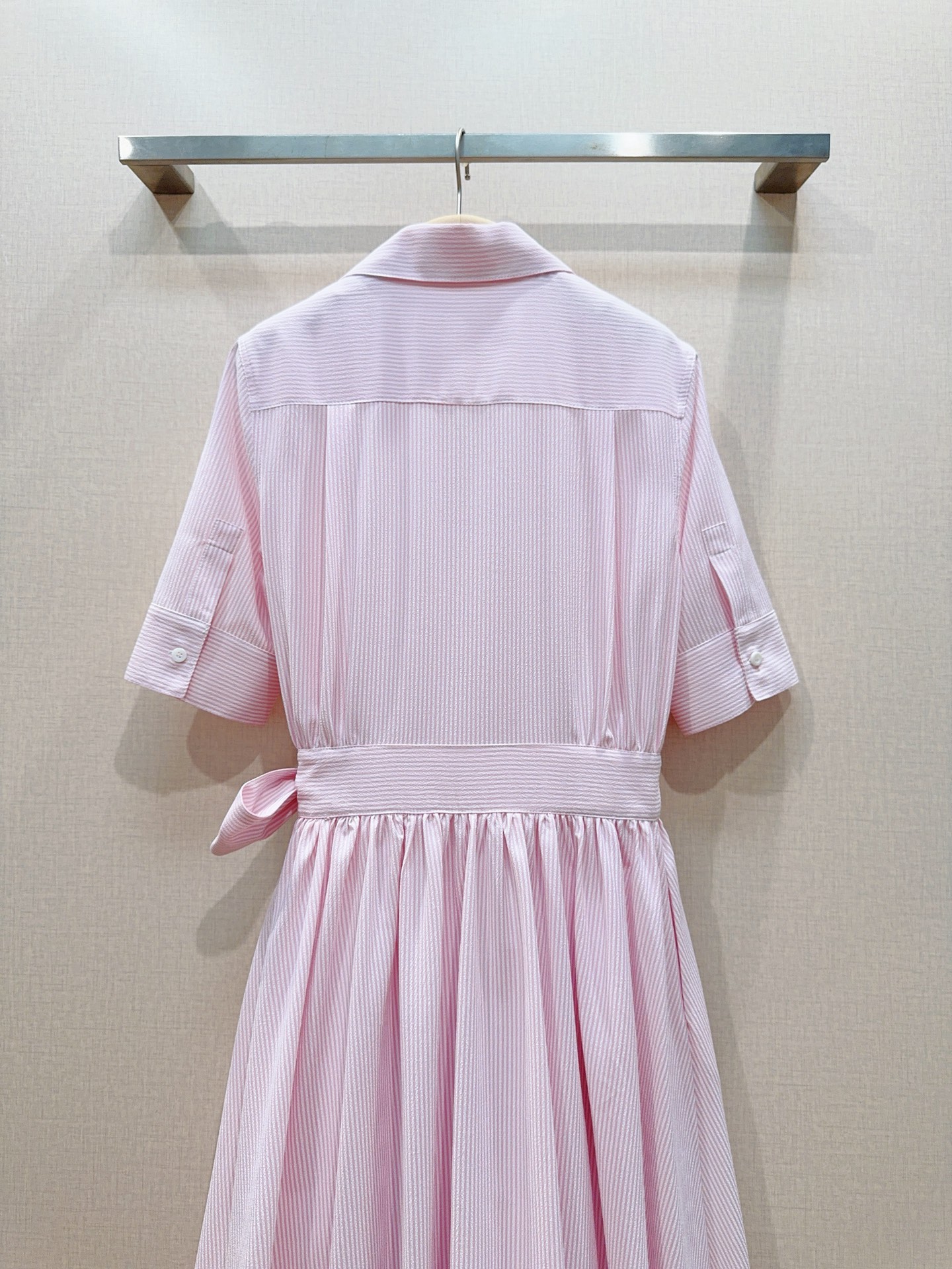 D 家条纹围裹衬衫荷叶边连衣裙👗新品推荐[爱心][爱心]……经典翻领交叉V领围裹式剪裁，五分翻折短袖，细