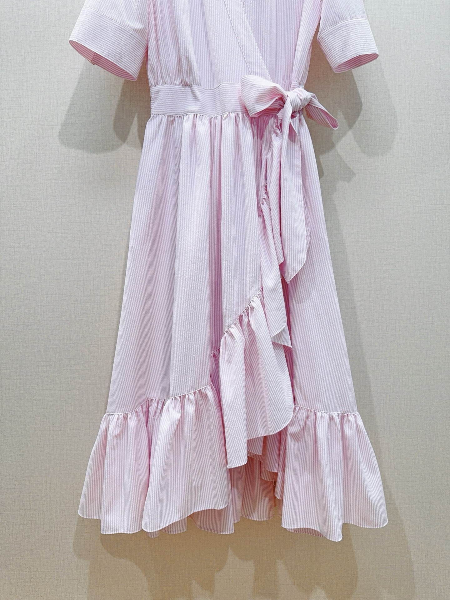 D 家条纹围裹衬衫荷叶边连衣裙👗新品推荐[爱心][爱心]……经典翻领交叉V领围裹式剪裁，五分翻折短袖，细