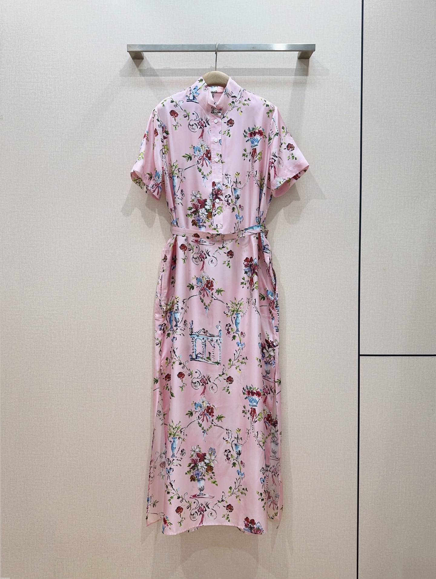 NO:897666,D’s new product recommendation for pink printed mulberry silk shirt dress [Love][Love]... Chinese-style small stand-up collar combined with Western-style retro floral print short-sleeved long dress, half-open button design on the front, side slits; matching thin belt with the same print, made of mulberry silk twill fabric, with a delicate and soft satin texture, breathable and smooth, skin-friendly and light in summer wear.  Size SMLXL,K260546,,Dior-clothing,dior,dior,skirts,shirts,T-shirt,19860909D家粉色印花桑蚕丝衬衫长裙新品推荐[爱心][爱心]…… 中式小立领融合西式复古花卉印花短袖长款连衣裙,前襟半开纽扣设计,侧边开衩；配套同印花细腰带,采用桑蚕丝斜纹面料,自带细腻柔光缎面质感,透气顺滑,夏季穿着亲肤轻薄. 码数SMLXL,K260546,,迪奥-服装,dior,dior,skirts,shirts,T-shirt,,Women's clothing