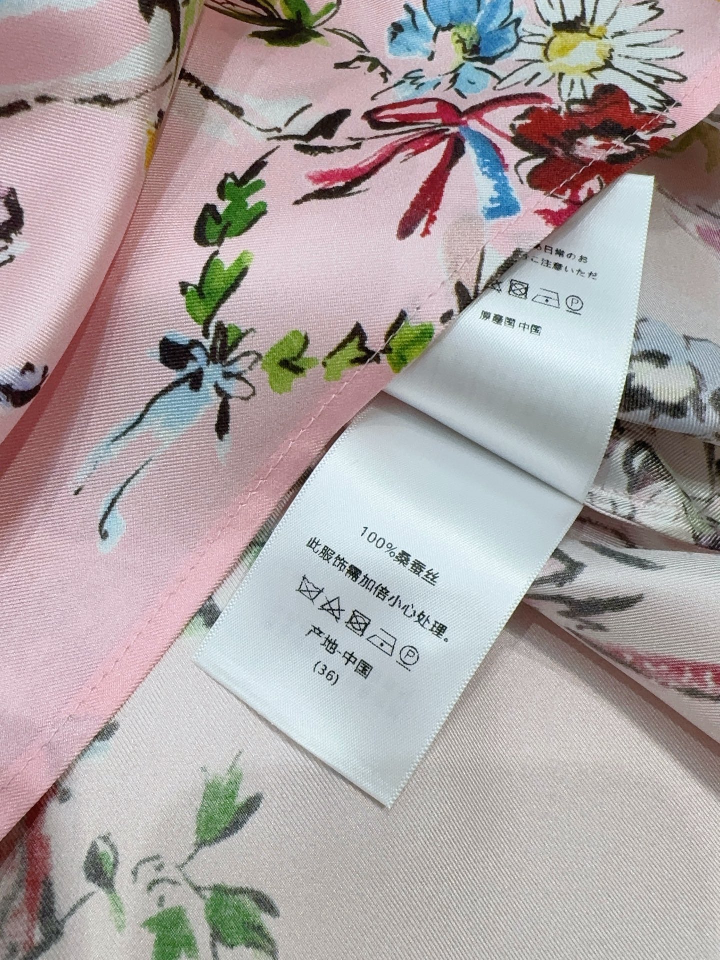 D家粉色印花桑蚕丝衬衫长裙新品推荐[爱心][爱心]……中式小立领融合西式复古花卉印花短袖长款连衣裙，前襟