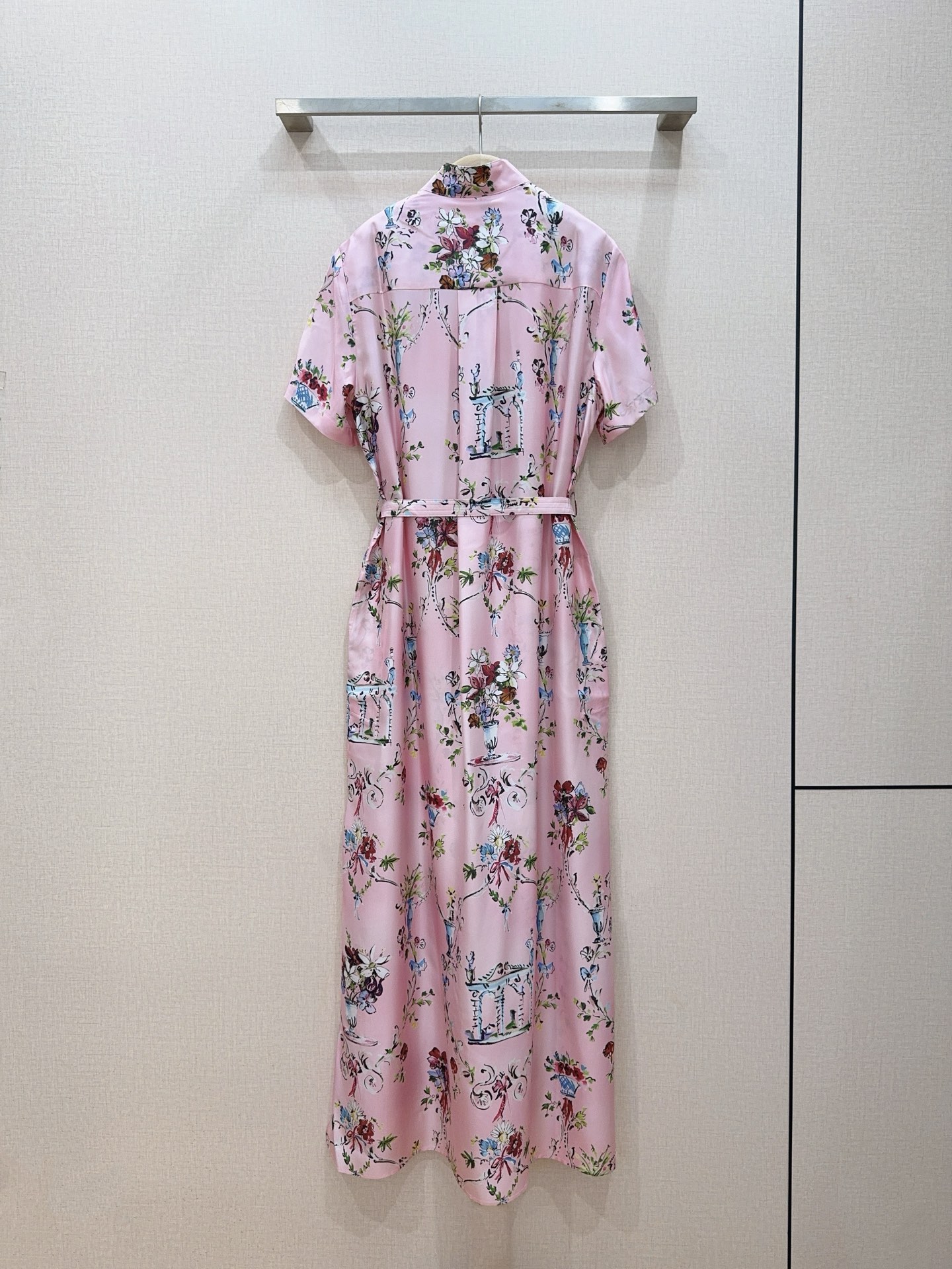 D家粉色印花桑蚕丝衬衫长裙新品推荐[爱心][爱心]……中式小立领融合西式复古花卉印花短袖长款连衣裙，前襟