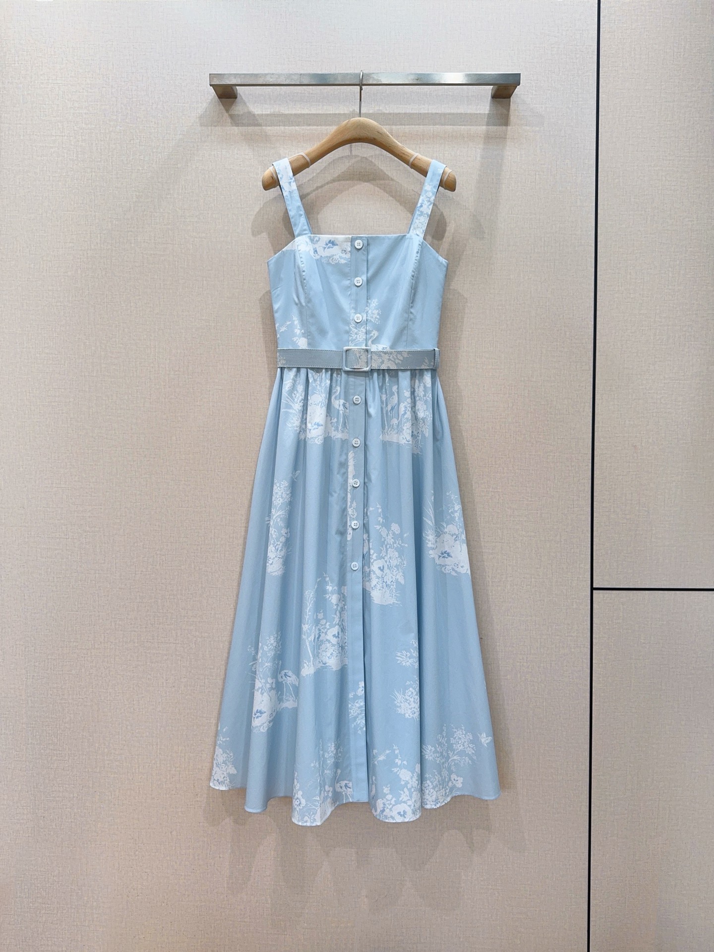 NO:900181,Recommendations for new products of the D family light blue French suspender long skirt... It is designed with wide shoulder straps and a square neck. The waist is equipped with a belt of the same color. There are pockets on both sides. The skirt is covered with exquisite white printed dark patterns, which increases the texture and high-end sense of the fabric. The overall design shows a gentle French retro style, with a strong drape, a clear and elegant style, and the upper body effect is slim and elegant. Code number SMLXL, K260606,, Dior-clothing, dior, skirts,19860909D 家浅蓝色法式吊带长裙新品推荐…… 采用方领宽肩带设计,腰部配有同色系腰带收腰,两侧设有口袋,裙身布满精致的白色印花暗纹,增加了面料的质感和高级感. 整体呈现出温柔的法式复古风,版型垂坠感强,风格清晰优雅,上身效果显瘦且显气质. 码数SMLXL,K260606,,迪奥-服装,dior,skirts,,Women's clothing