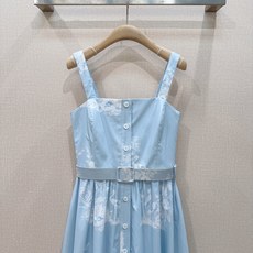 D 家浅蓝色法式吊带长裙新品推荐🆕……采用方领宽肩带设计,腰部配有同色系腰带收腰,两侧设有口袋,裙身布满 D 家浅蓝色法式吊带长裙新品推荐🆕……采用方领宽肩带设计,腰部配有同色系腰带收腰,两侧设有口袋,裙身布满
