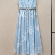 D 家浅蓝色法式吊带长裙新品推荐🆕……采用方领宽肩带设计,腰部配有同色系腰带收腰,两侧设有口袋,裙身布满 D 家浅蓝色法式吊带长裙新品推荐🆕……采用方领宽肩带设计,腰部配有同色系腰带收腰,两侧设有口袋,裙身布满