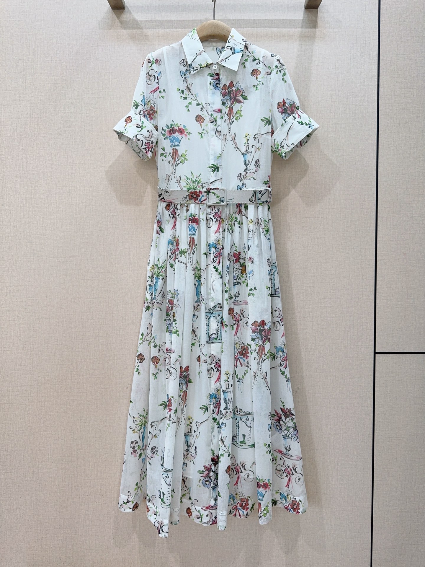 D家复古瓷瓶花卉印花衬衫连衣裙👗……经典翻领衬衫裙版型，100%棉质面料，轻薄透气，全开襟单排纽扣；短袖