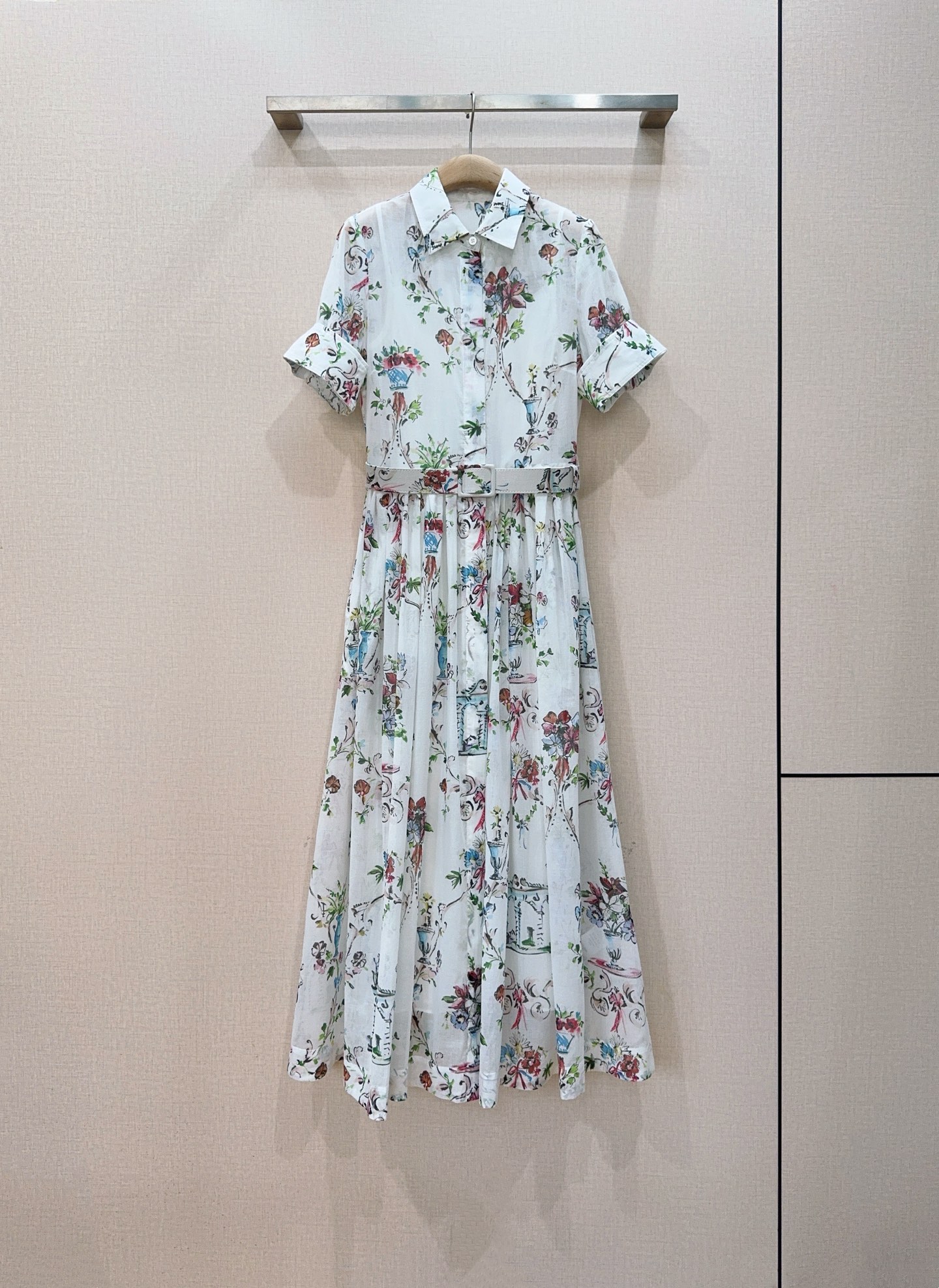 NO:932153,D's retro porcelain vase floral print shirt dress... Classic lapel shirt dress, made of cotton fabric, light and breathable, with a full placket and single-row buttons; short sleeves with folded hems, neat and refreshing; high waist with square buckle belt of the same color, fresh and elegant, and elegant and flexible skirt. Easily create a French lazy atmosphere!  Size SMLXL,K260612,,Dior-clothing,dior,dior,skirts,shirts,T-shirt,19860909D家复古瓷瓶花卉印花衬衫连衣裙…… 经典翻领衬衫裙版型,棉质面料,轻薄透气,全开襟单排纽扣；短袖做翻折卷边设计,利落清爽；高收腰搭配同色系方形扣腰带,清新优雅,裙摆飘逸灵动.轻松打造法式慵懒氛围感！ 码数SMLXL,K260612,,迪奥-服装,dior,dior,skirts,shirts,T-shirt,,Women's clothing