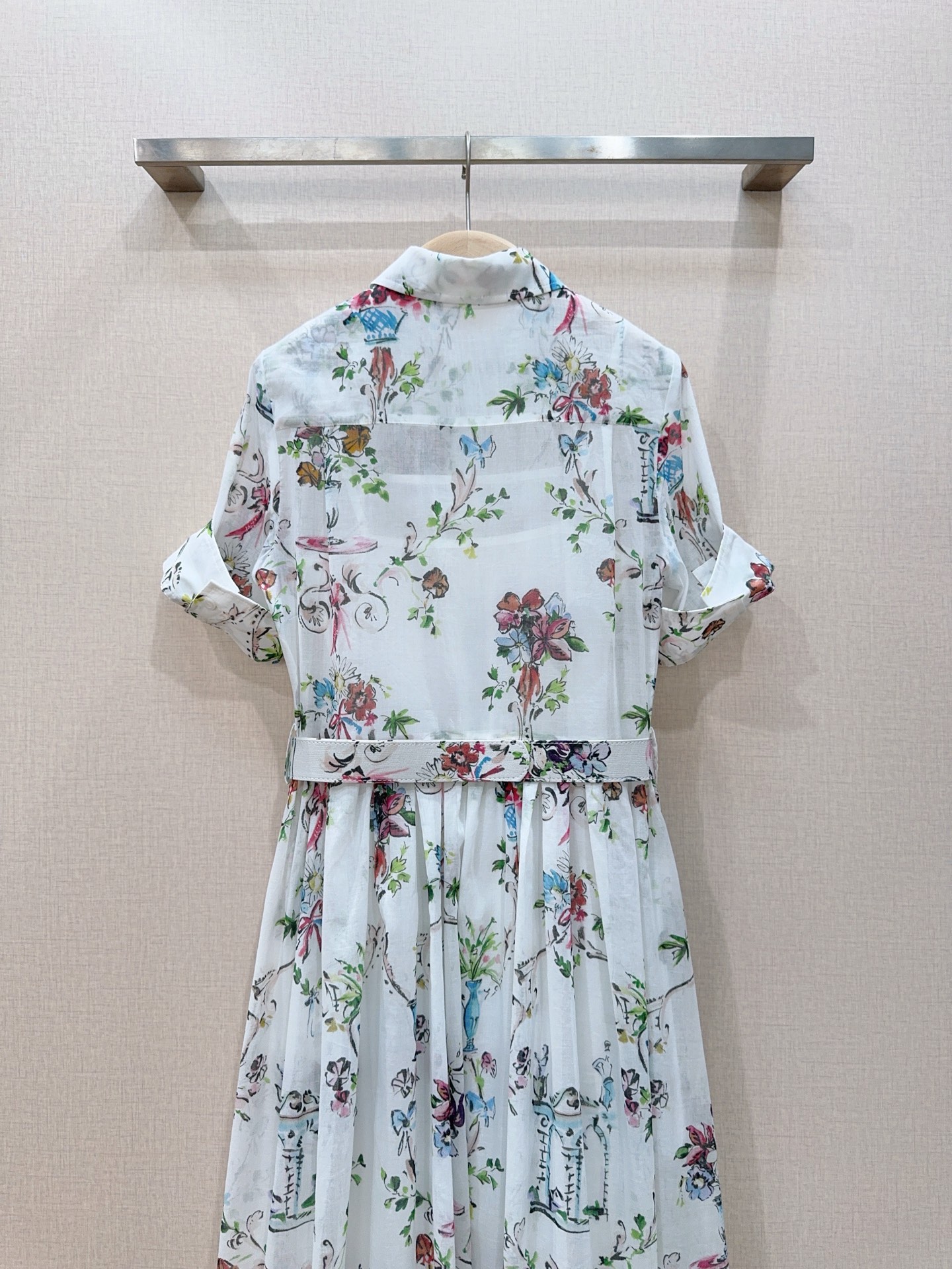 D家复古瓷瓶花卉印花衬衫连衣裙👗……经典翻领衬衫裙版型，100%棉质面料，轻薄透气，全开襟单排纽扣；短袖