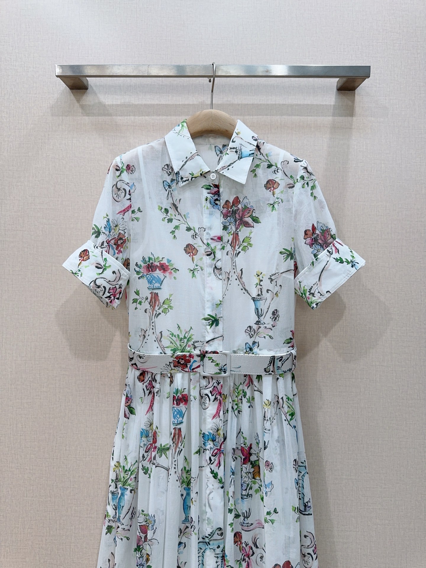 D家复古瓷瓶花卉印花衬衫连衣裙👗……经典翻领衬衫裙版型，100%棉质面料，轻薄透气，全开襟单排纽扣；短袖
