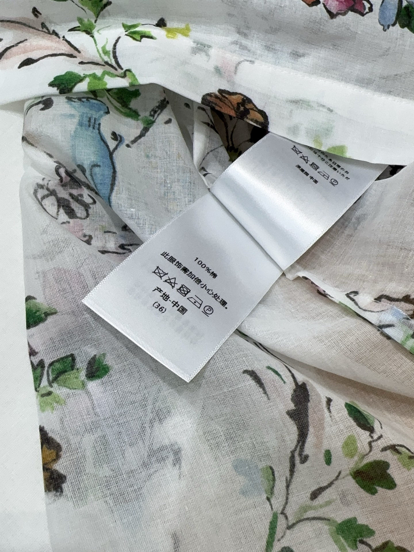 D家复古瓷瓶花卉印花衬衫连衣裙👗……经典翻领衬衫裙版型，100%棉质面料，轻薄透气，全开襟单排纽扣；短袖