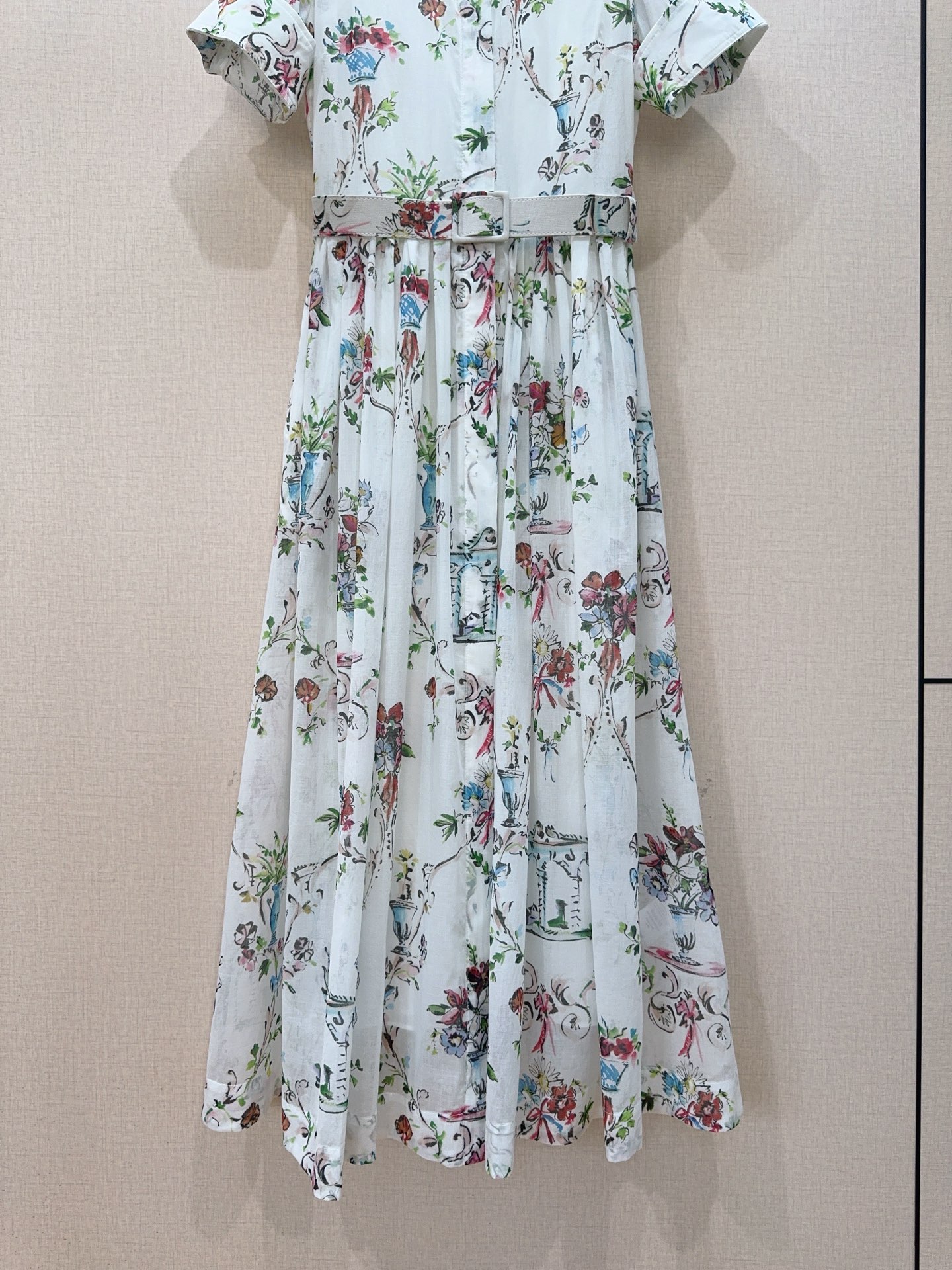 D家复古瓷瓶花卉印花衬衫连衣裙👗……经典翻领衬衫裙版型，100%棉质面料，轻薄透气，全开襟单排纽扣；短袖