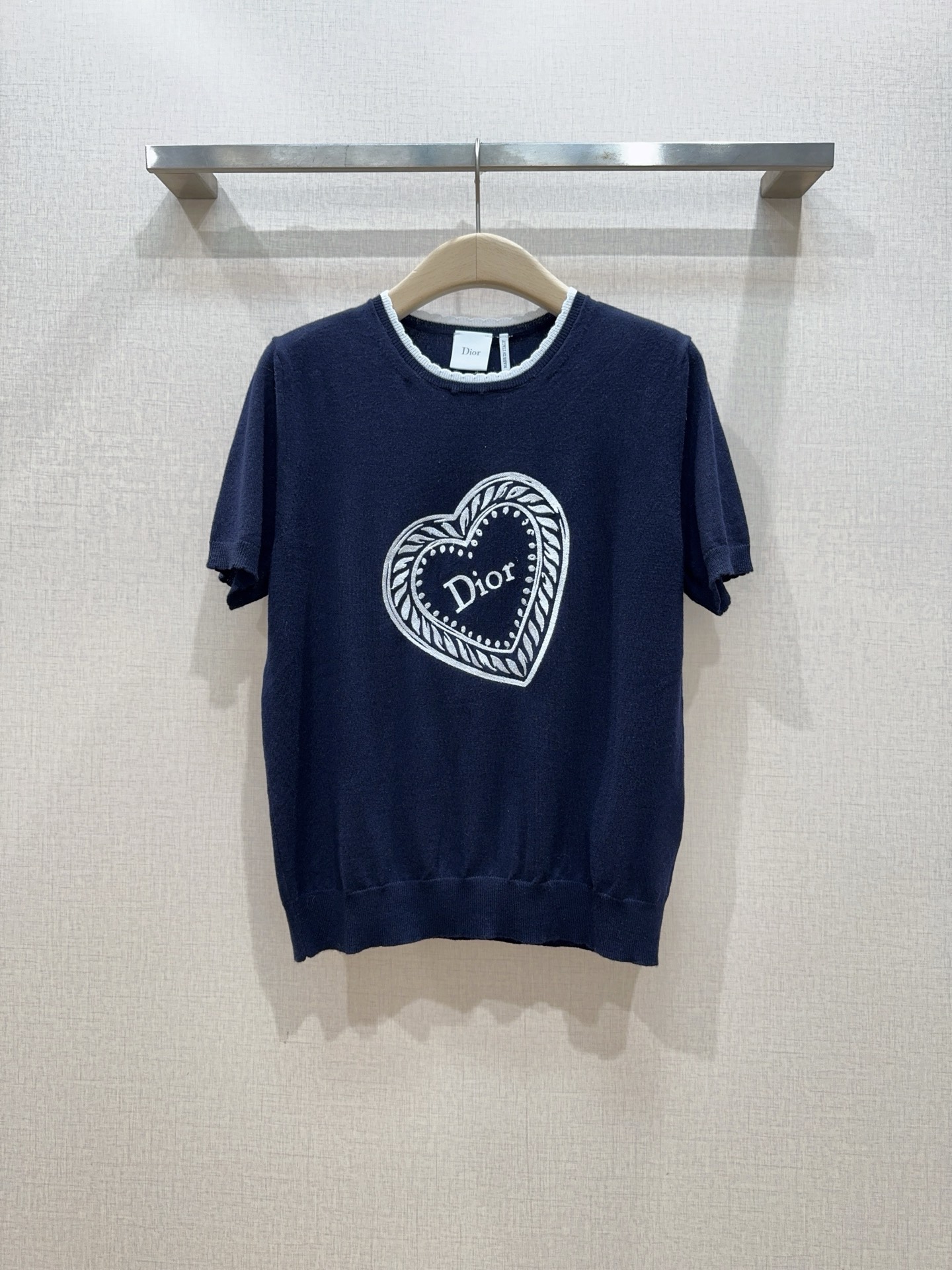 D家新品藏蓝色爱心刺绣针织短袖✨ 经典圆领搭配撞色领边 立体爱心logo刺绣 面料柔软透气 日常通勤轻松拿捏高级质感。 