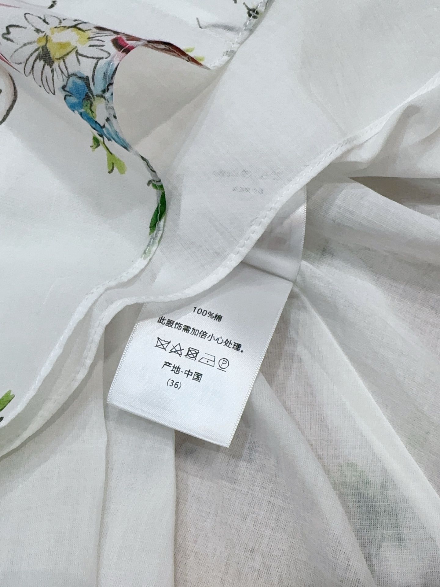 D家早秋系列的碎花V领长裙新品推荐[爱心][爱心][爱心]……深V无袖设计，双肩自带褶皱收褶，双层蝴蝶结