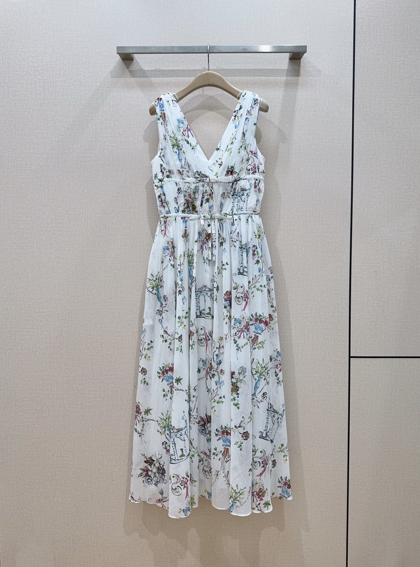 NO:932148,Recommended new floral V-neck long skirt from D's early autumn series [Love][Love][Love]... It has a deep V sleeveless design, with pleats on the shoulders, and a double-layered bow waist design. The fabric is light and breathable, and the skirt is naturally fluffy. The overall look is a classic French fairy holiday dress. The upper body has a gentle atmosphere, and it is also the same style worn by many celebrities. The upper body is super beautiful.  Size SMLXL,K260607,,Dior-clothing,dior,dior,skirts,19860909D家早秋系列的碎花V领长裙新品推荐[爱心][爱心][爱心]…… 深V无袖设计,双肩自带褶皱收褶,双层蝴蝶结腰部设计,面料轻薄透气,裙摆自然蓬松,整体是经典法式仙女度假裙,上身自带温柔氛围感,也是众多明星同款穿搭单品.上身超美 码数SMLXL,K260607,,迪奥-服装,dior,dior,skirts,,Women's clothing