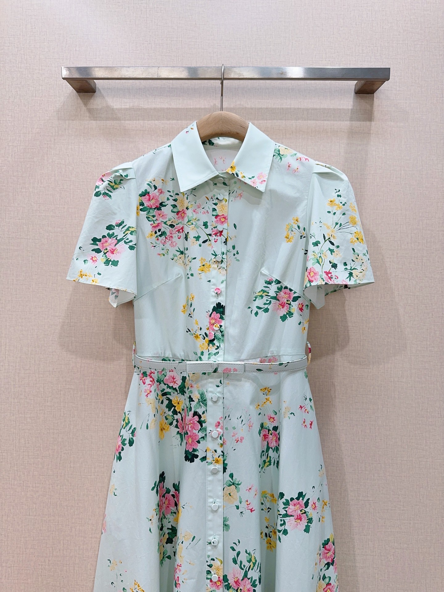 🌸Leo Lin 浅薄荷底花卉衬衫连衣裙🆕…… 经典衬衫式翻领，单排同色系纽扣全开襟设计，搭配同色系细腰带，可收束腰线，