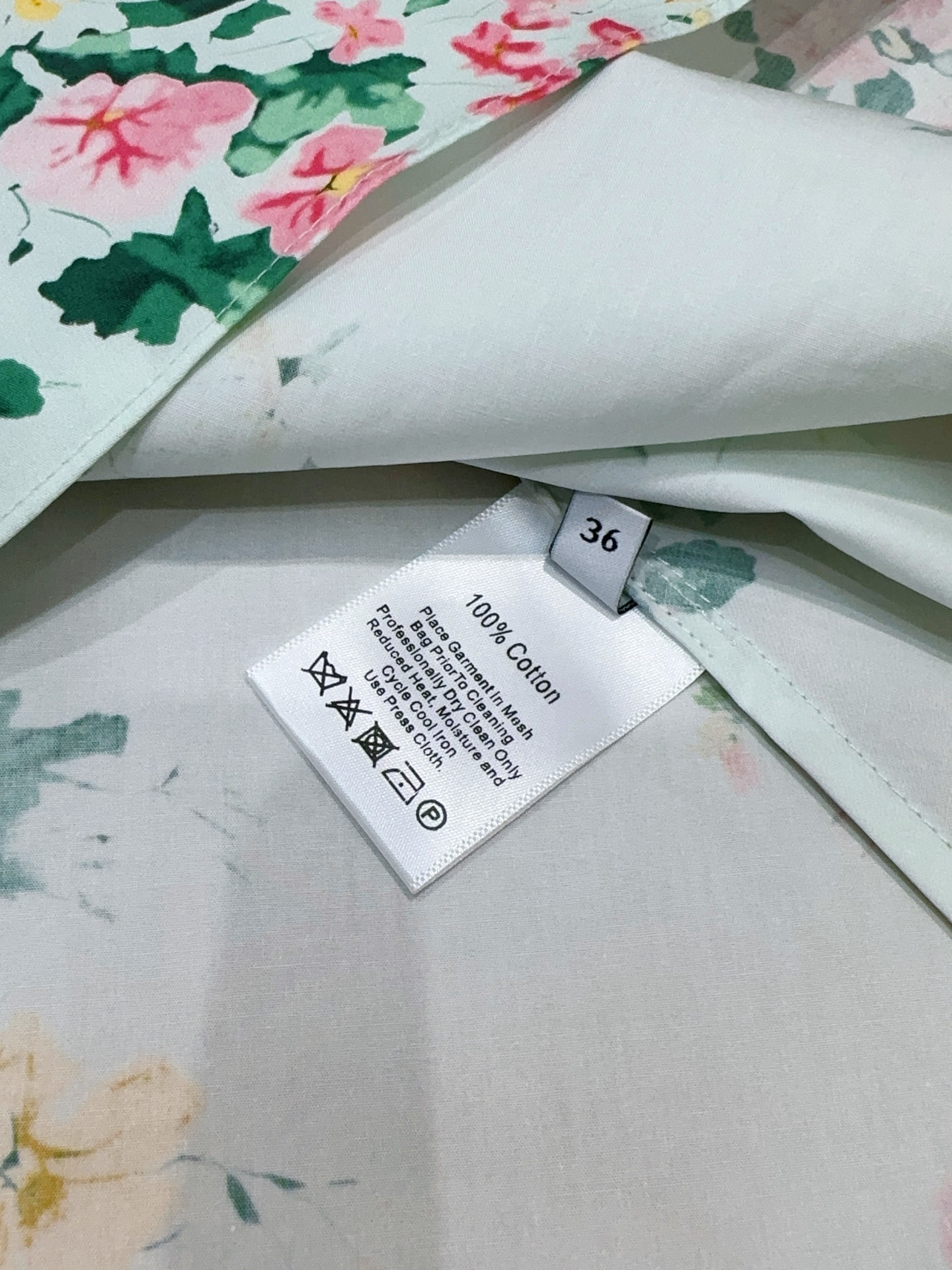 🌸Leo Lin 浅薄荷底花卉衬衫连衣裙🆕…… 经典衬衫式翻领，单排同色系纽扣全开襟设计，搭配同色系细腰带，可收束腰线，