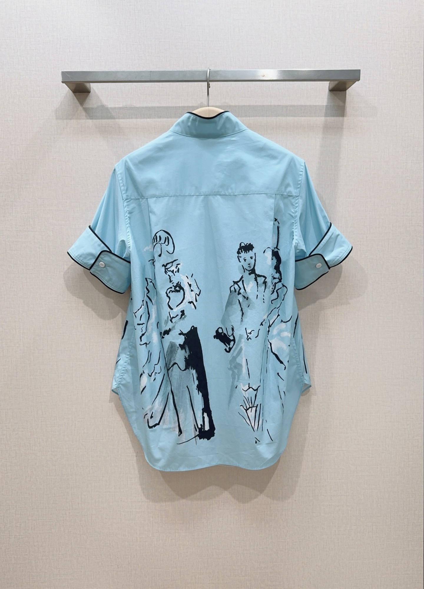 D家蓝色漫画立领短袖衬衫新品…… 中式小立领，门襟搭配细黑包边撞色线条，翻折短袖，袖口同样做黑色窄包边，利落显瘦，前短后