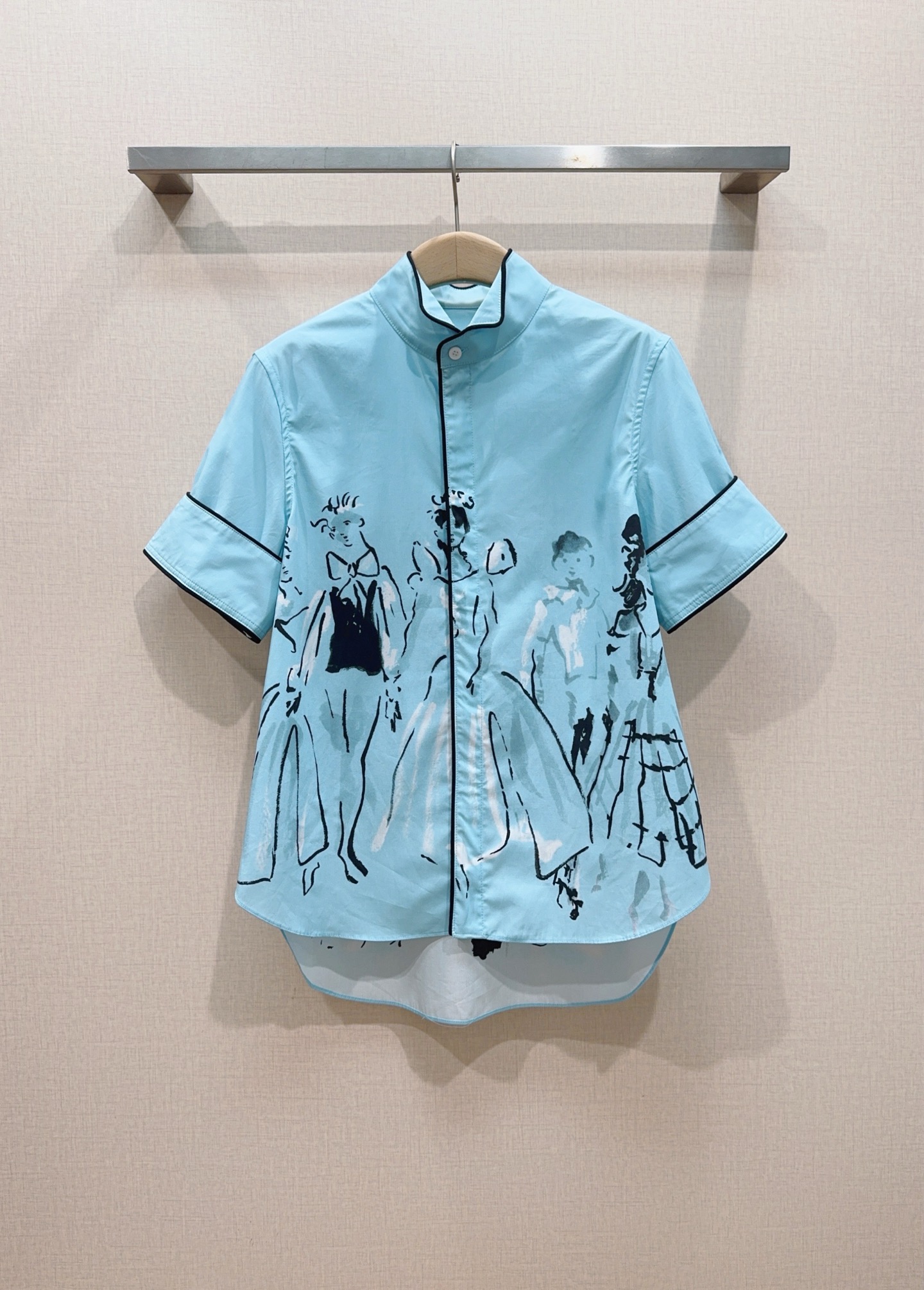 D家蓝色漫画立领短袖衬衫新品…… 中式小立领，门襟搭配细黑包边撞色线条，翻折短袖，袖口同样做黑色窄包边，利落显瘦，前短后