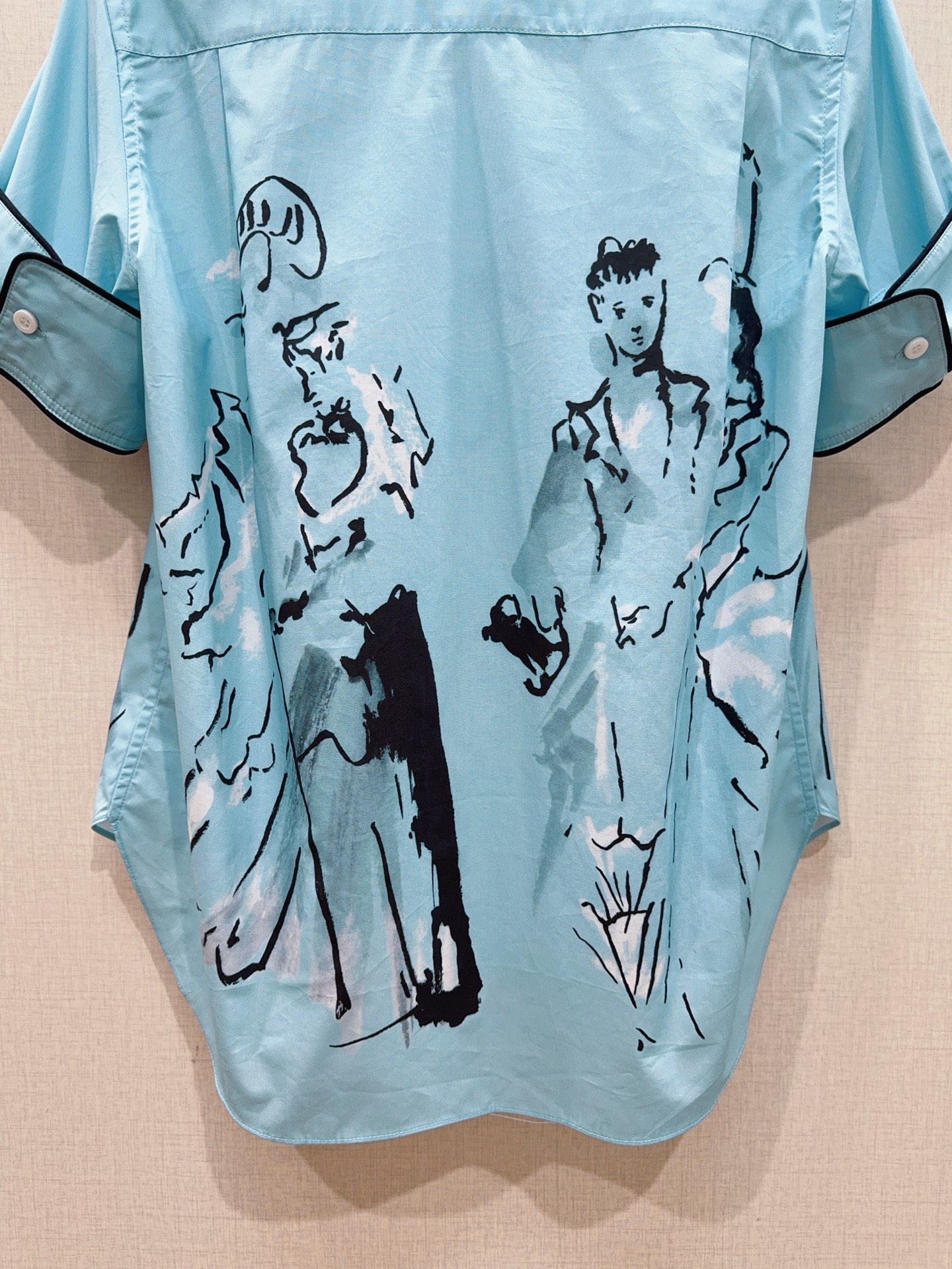 D家蓝色漫画立领短袖衬衫新品…… 中式小立领，门襟搭配细黑包边撞色线条，翻折短袖，袖口同样做黑色窄包边，利落显瘦，前短后