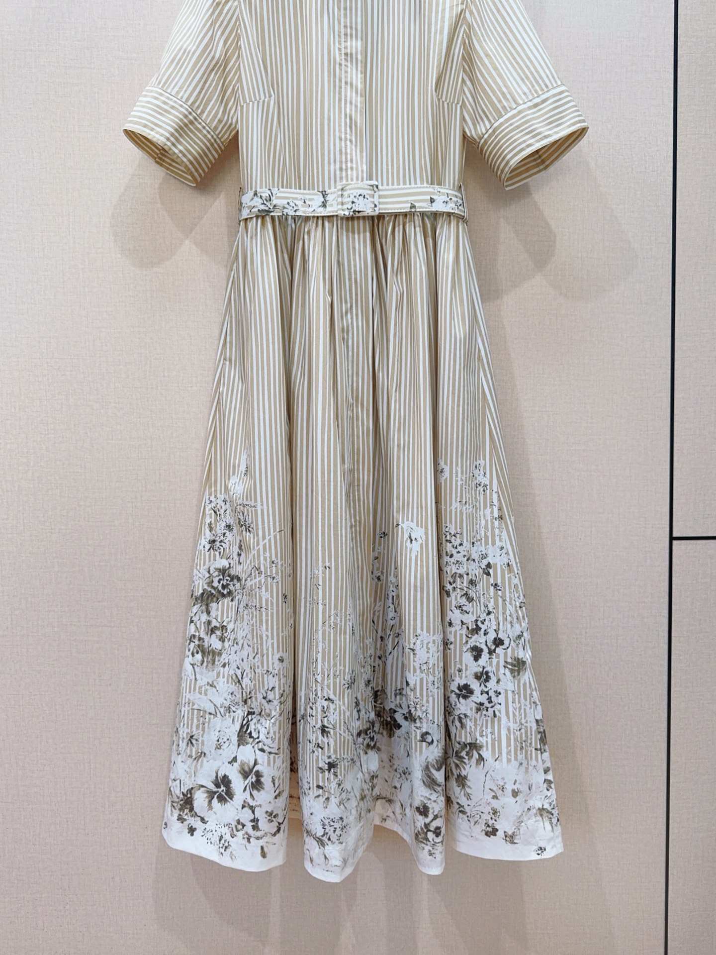 D家竖条纹水墨印花衬衫连衣裙👗新品推荐…… 经典翻领衬衫版型，单排扣开合，短袖袖口做翻折收边；整体是浅卡其细竖条纹，显瘦
