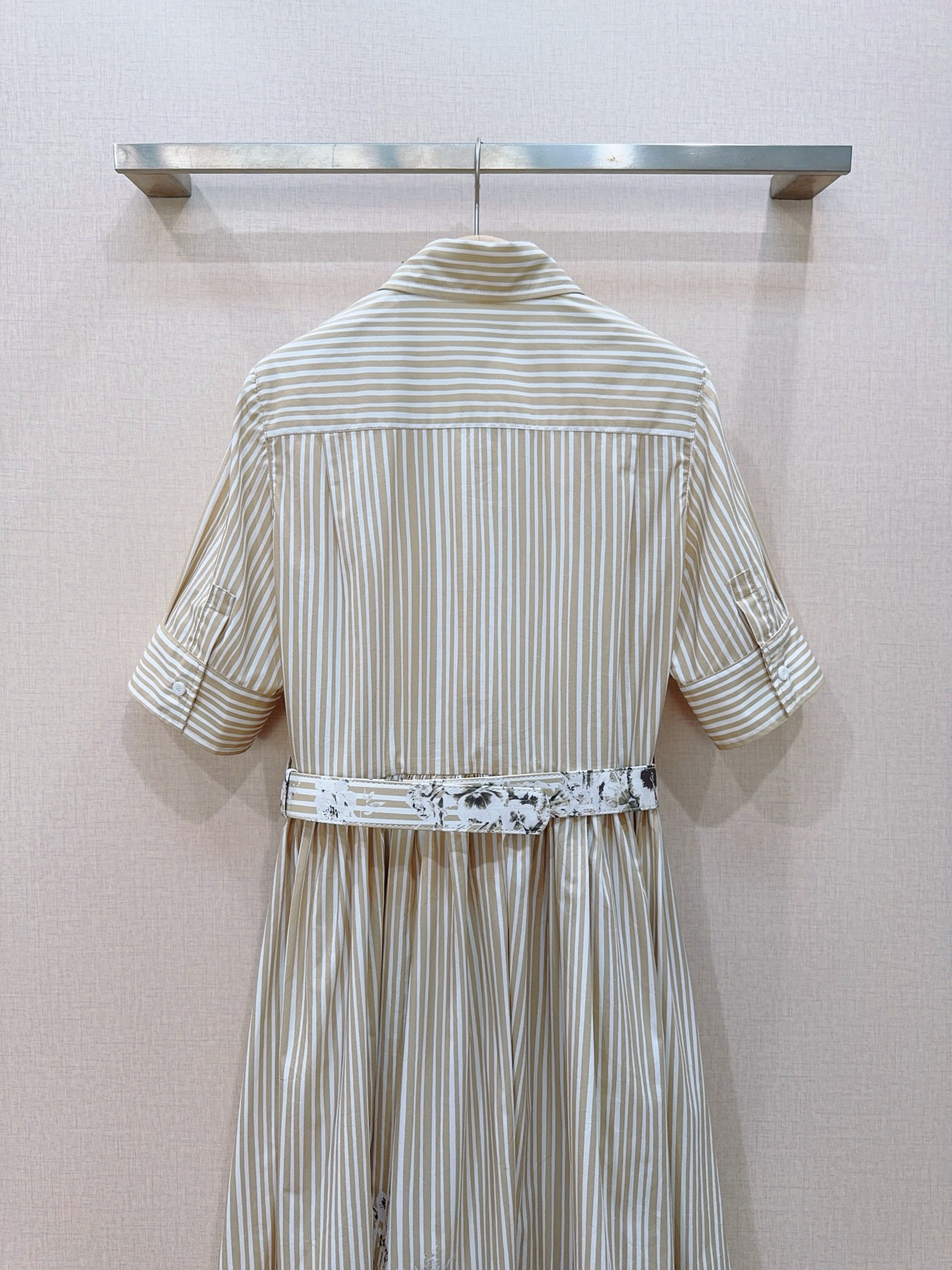 D家竖条纹水墨印花衬衫连衣裙👗新品推荐…… 经典翻领衬衫版型，单排扣开合，短袖袖口做翻折收边；整体是浅卡其细竖条纹，显瘦