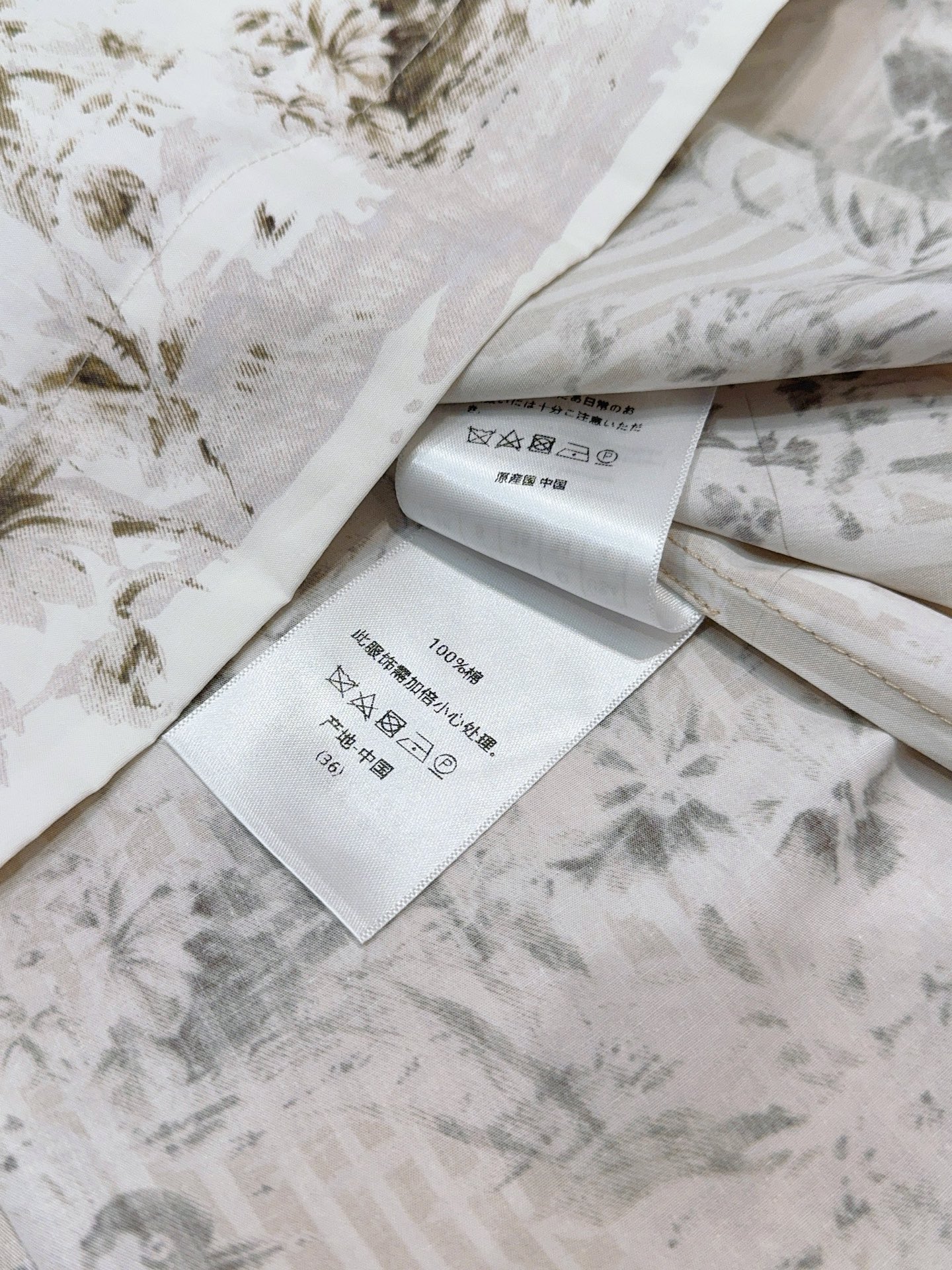 D家竖条纹水墨印花衬衫连衣裙👗新品推荐…… 经典翻领衬衫版型，单排扣开合，短袖袖口做翻折收边；整体是浅卡其细竖条纹，显瘦