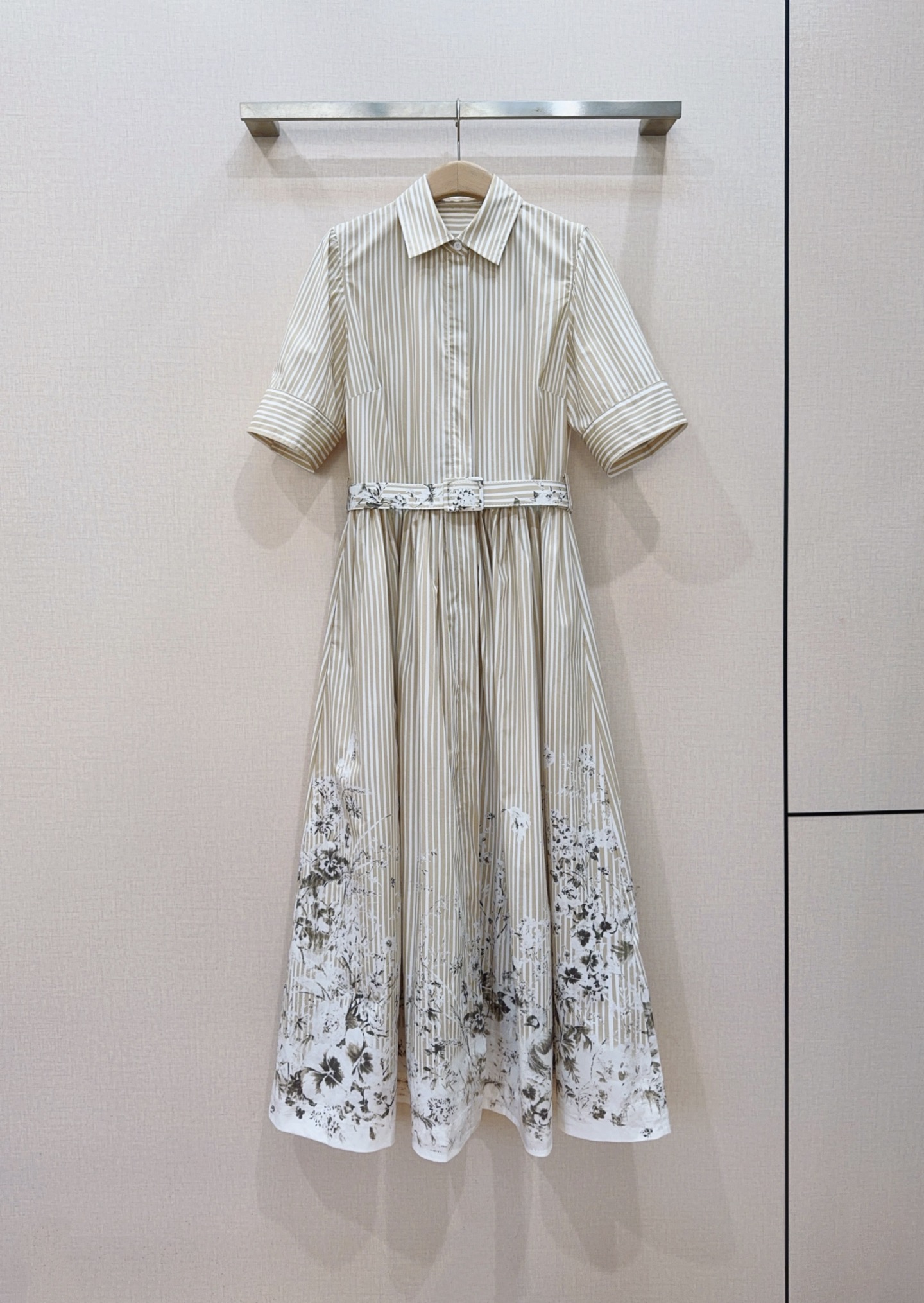 D家竖条纹水墨印花衬衫连衣裙👗新品推荐…… 经典翻领衬衫版型，单排扣开合，短袖袖口做翻折收边；整体是浅卡其细竖条纹，显瘦