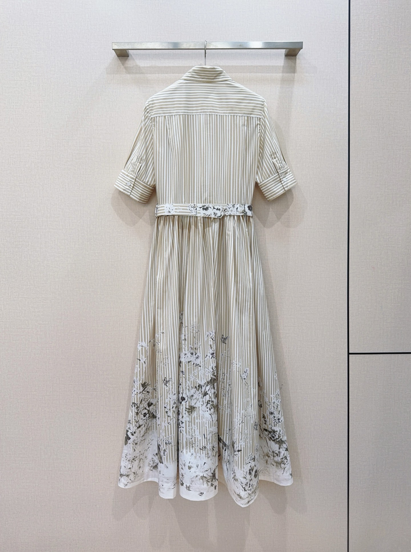 D家竖条纹水墨印花衬衫连衣裙👗新品推荐…… 经典翻领衬衫版型，单排扣开合，短袖袖口做翻折收边；整体是浅卡其细竖条纹，显瘦