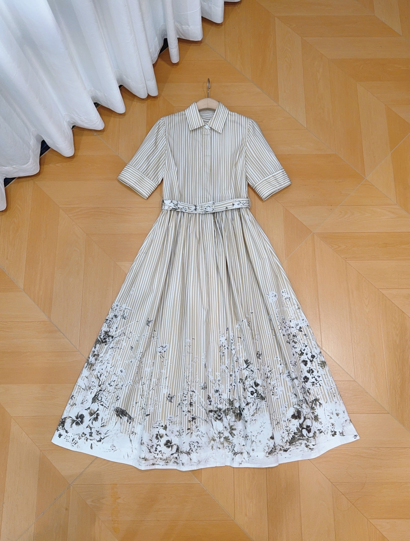 D家竖条纹水墨印花衬衫连衣裙👗新品推荐…… 经典翻领衬衫版型，单排扣开合，短袖袖口做翻折收边；整体是浅卡其细竖条纹，显瘦