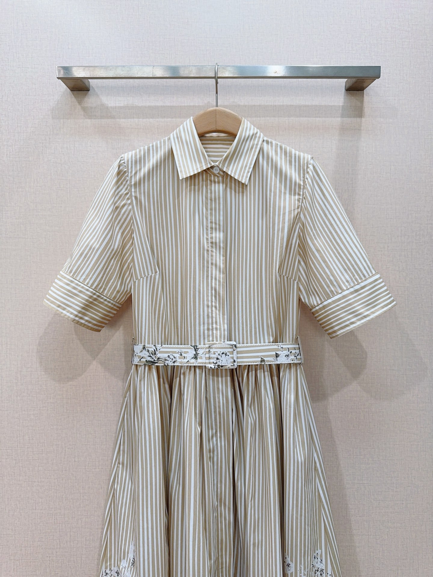 D家竖条纹水墨印花衬衫连衣裙👗新品推荐…… 经典翻领衬衫版型，单排扣开合，短袖袖口做翻折收边；整体是浅卡其细竖条纹，显瘦