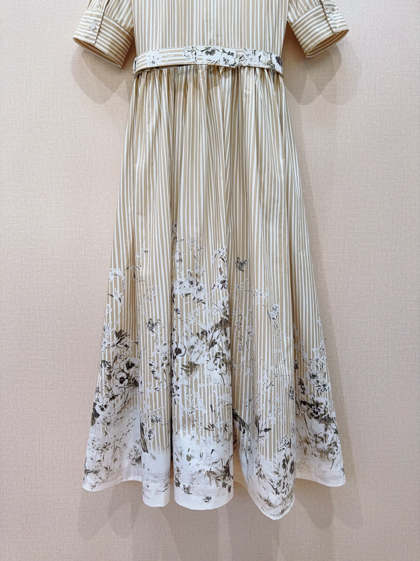 D家竖条纹水墨印花衬衫连衣裙👗新品推荐…… 经典翻领衬衫版型，单排扣开合，短袖袖口做翻折收边；整体是浅卡其细竖条纹，显瘦