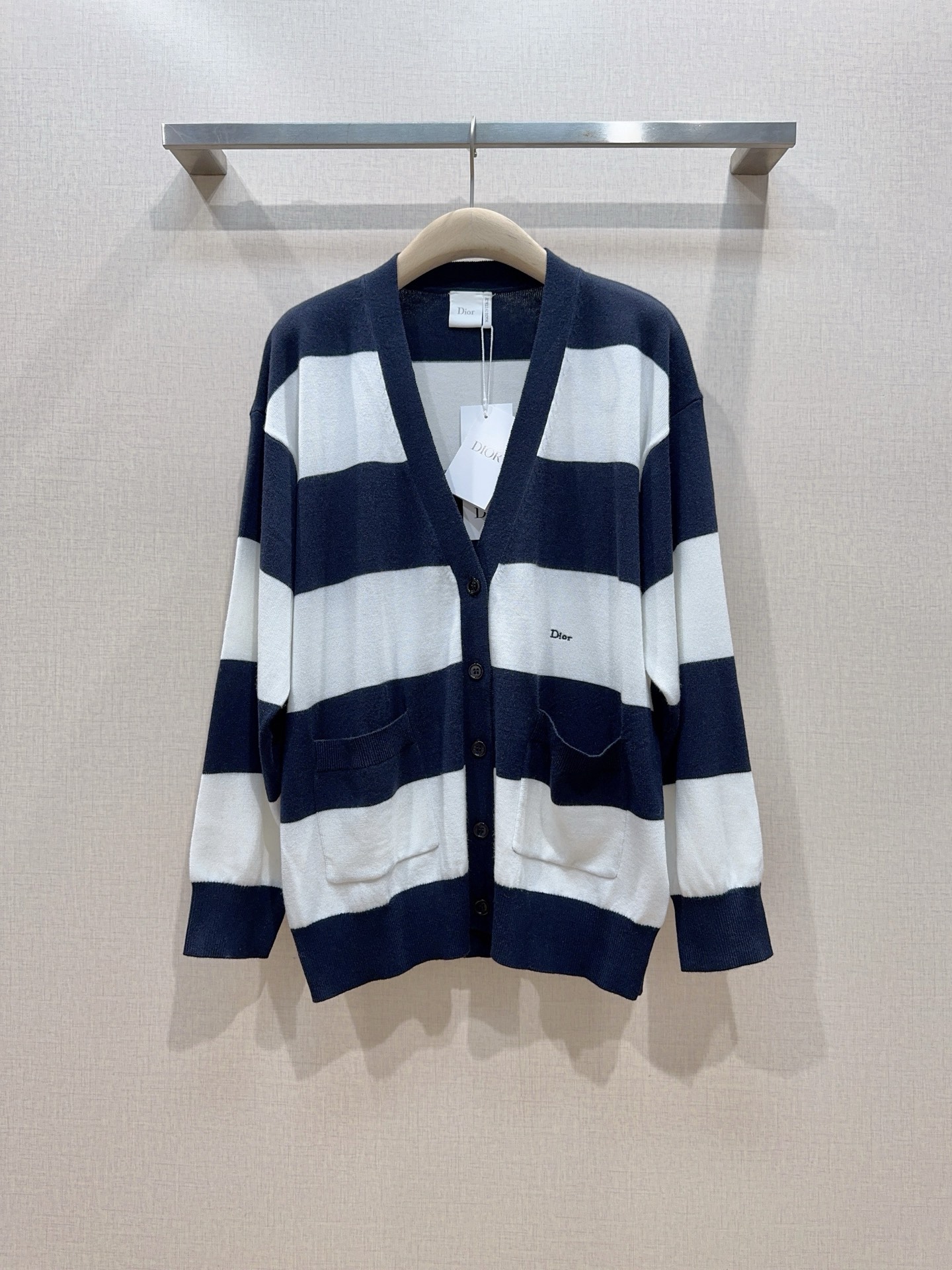 D家藏青条纹V领针织开衫新品…… 经典V领开衫版型，落肩宽松慵懒廓形，不挑肩型，单排同色系圆形纽扣开合，左右对称嵌入式口