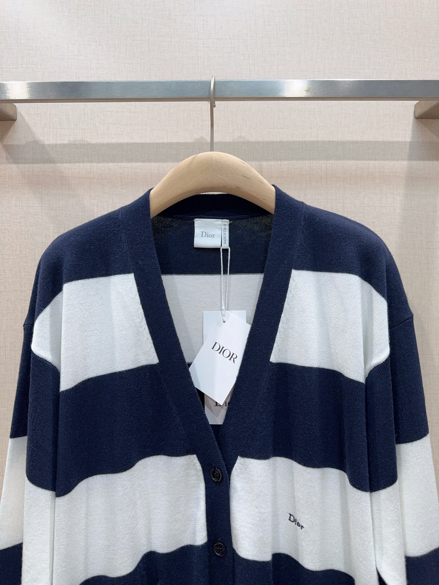 D家藏青条纹V领针织开衫新品…… 经典V领开衫版型，落肩宽松慵懒廓形，不挑肩型，单排同色系圆形纽扣开合，左右对称嵌入式口
