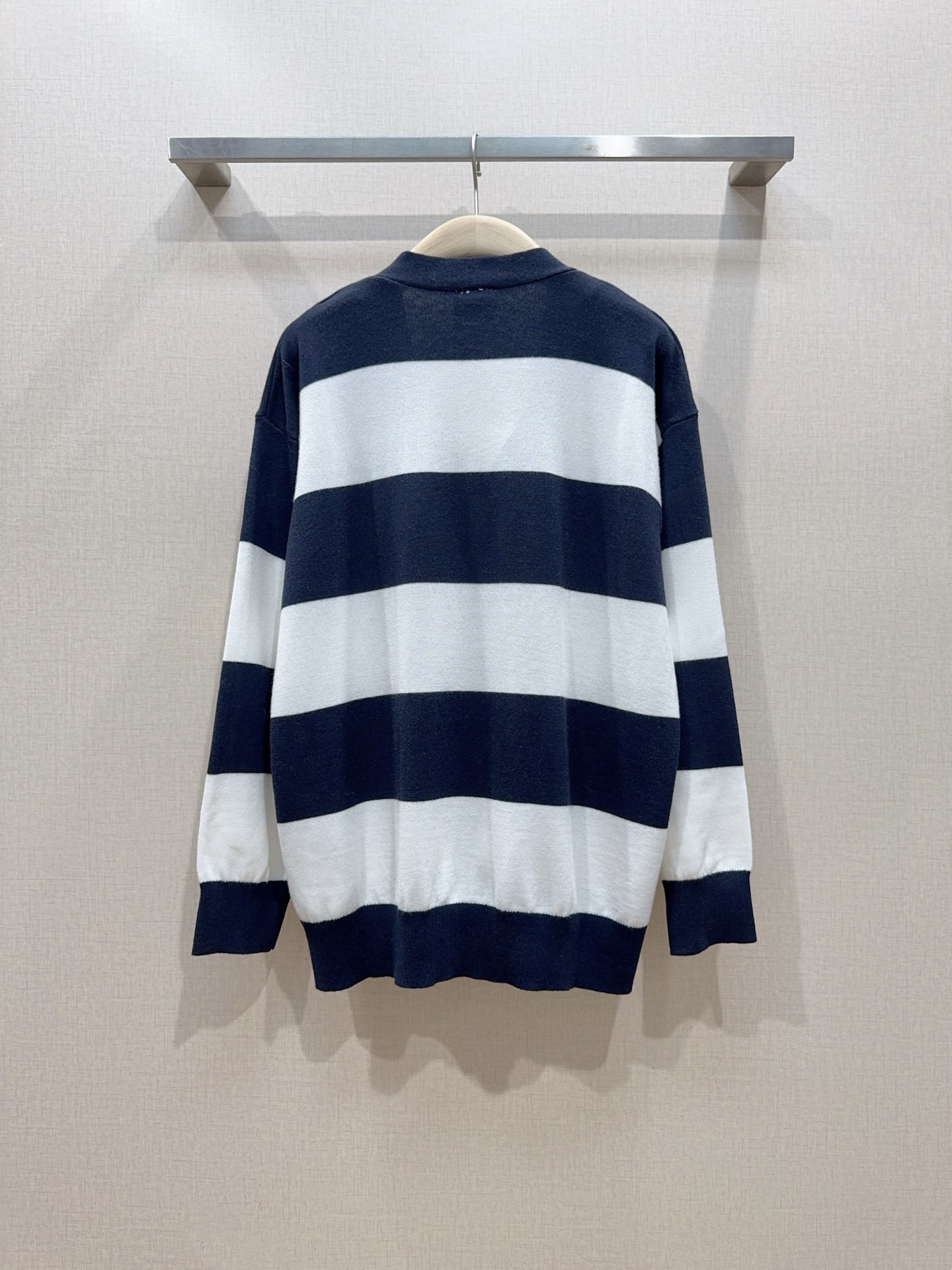 D家藏青条纹V领针织开衫新品…… 经典V领开衫版型，落肩宽松慵懒廓形，不挑肩型，单排同色系圆形纽扣开合，左右对称嵌入式口