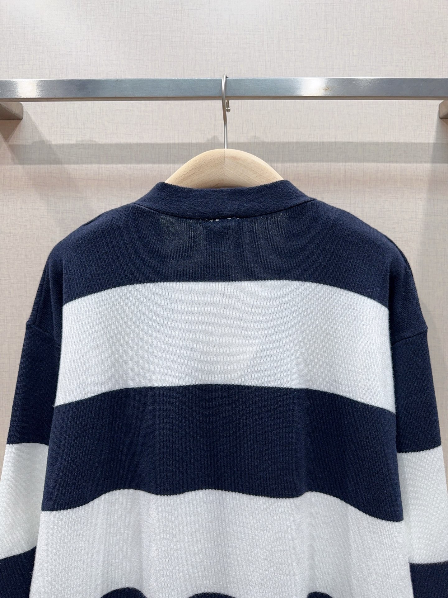 D家藏青条纹V领针织开衫新品…… 经典V领开衫版型，落肩宽松慵懒廓形，不挑肩型，单排同色系圆形纽扣开合，左右对称嵌入式口