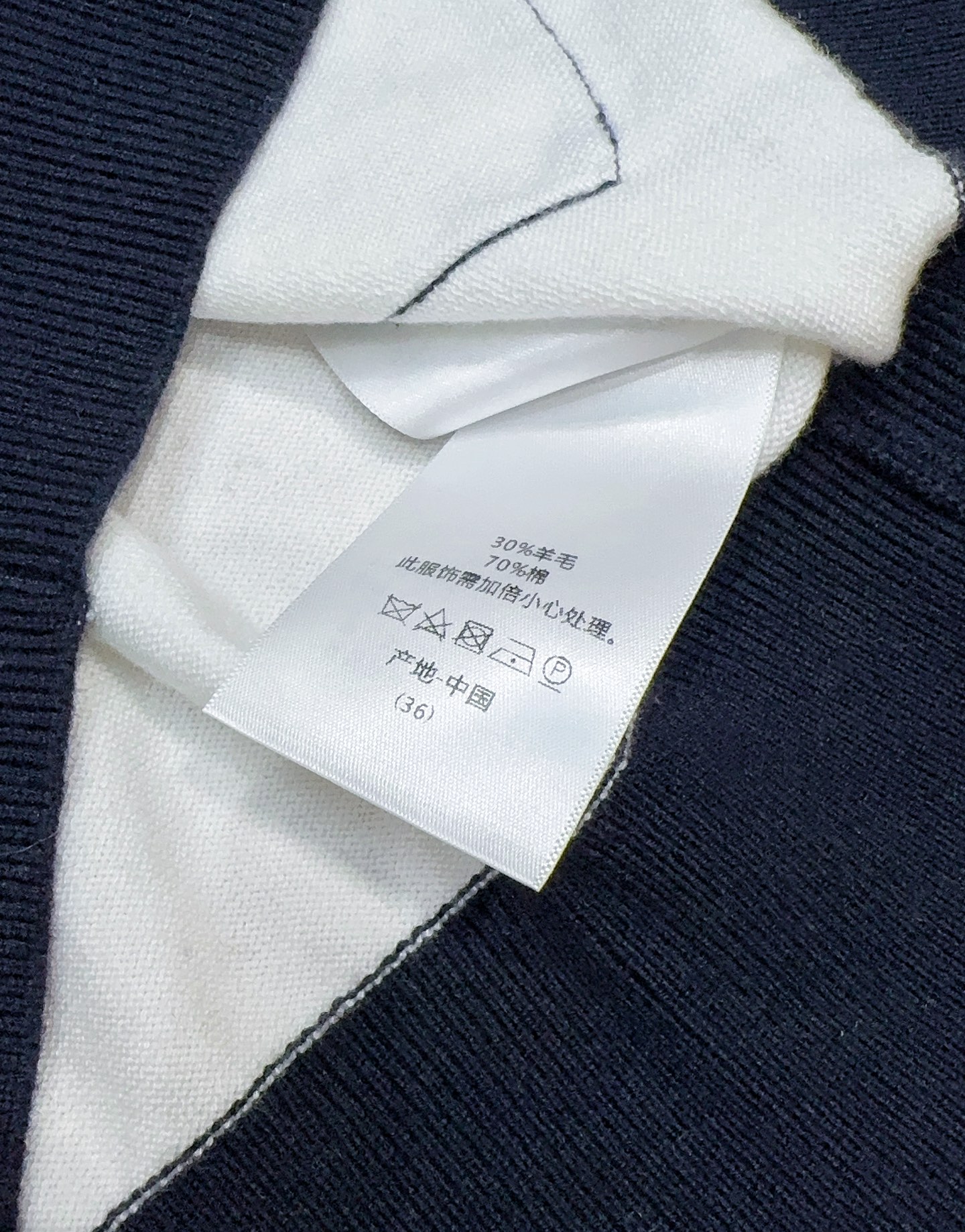D家藏青条纹V领针织开衫新品…… 经典V领开衫版型，落肩宽松慵懒廓形，不挑肩型，单排同色系圆形纽扣开合，左右对称嵌入式口