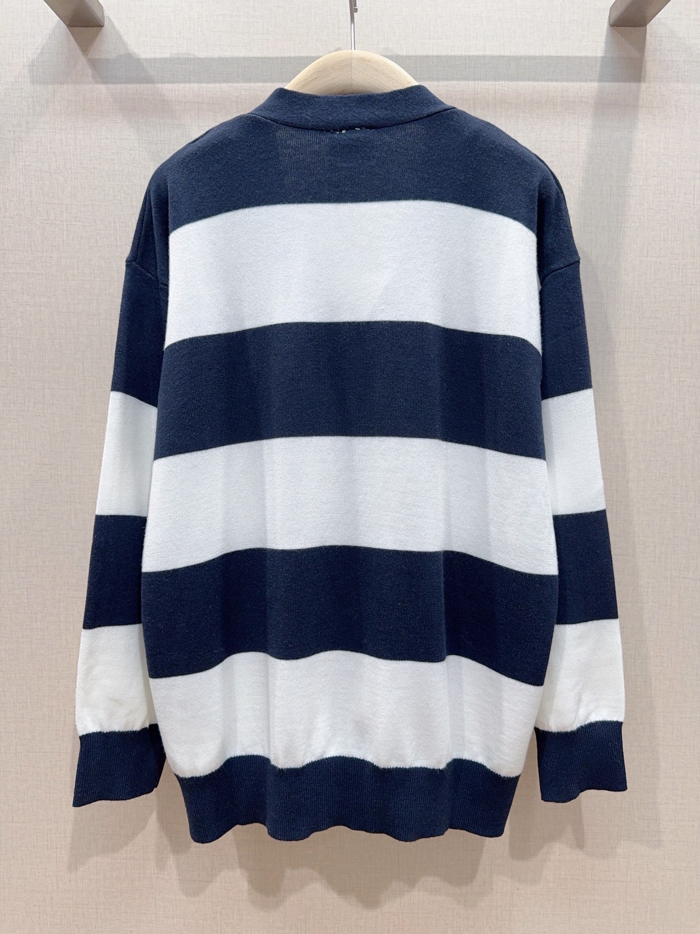 D家藏青条纹V领针织开衫新品…… 经典V领开衫版型，落肩宽松慵懒廓形，不挑肩型，单排同色系圆形纽扣开合，左右对称嵌入式口