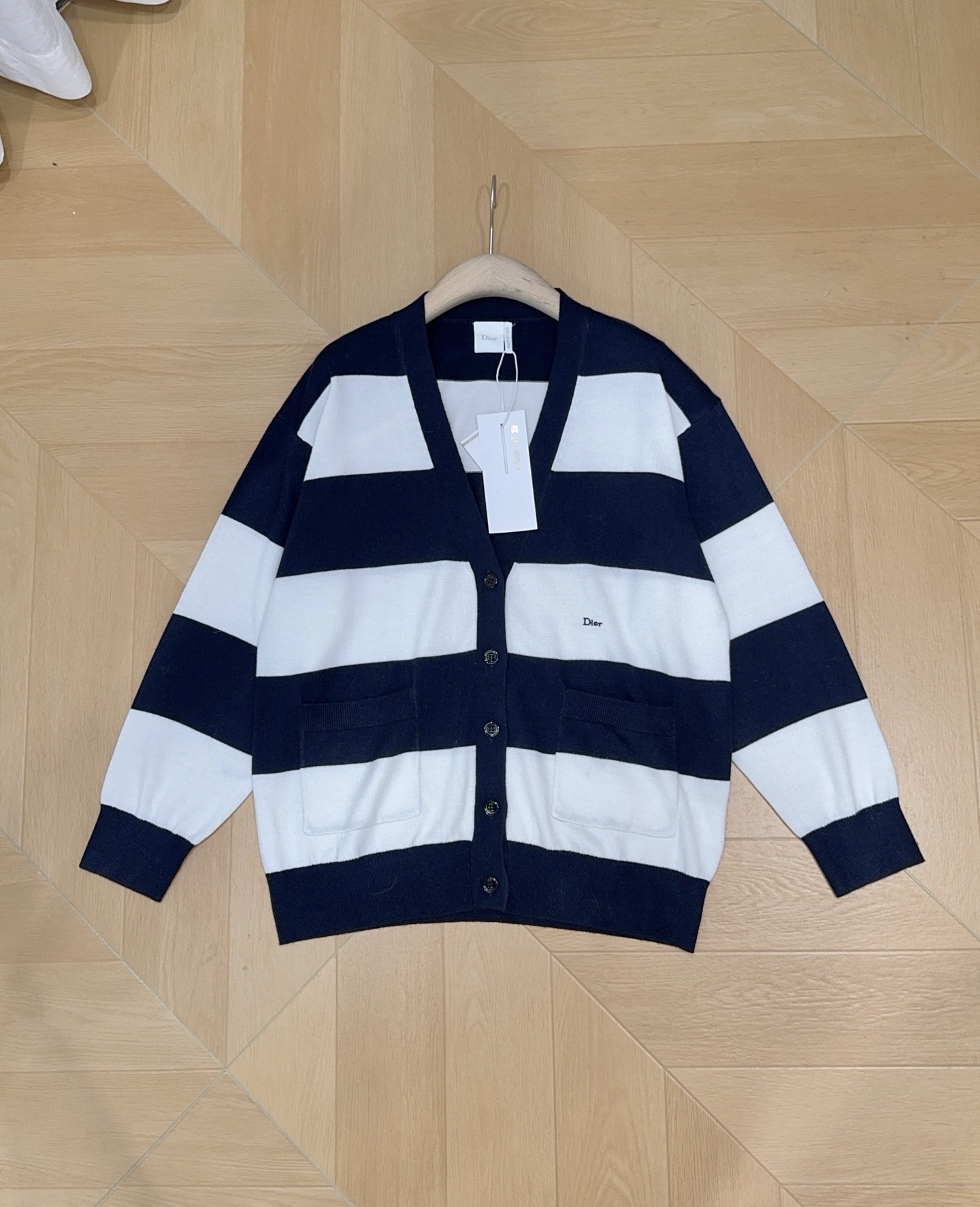 D家藏青条纹V领针织开衫新品…… 经典V领开衫版型，落肩宽松慵懒廓形，不挑肩型，单排同色系圆形纽扣开合，左右对称嵌入式口