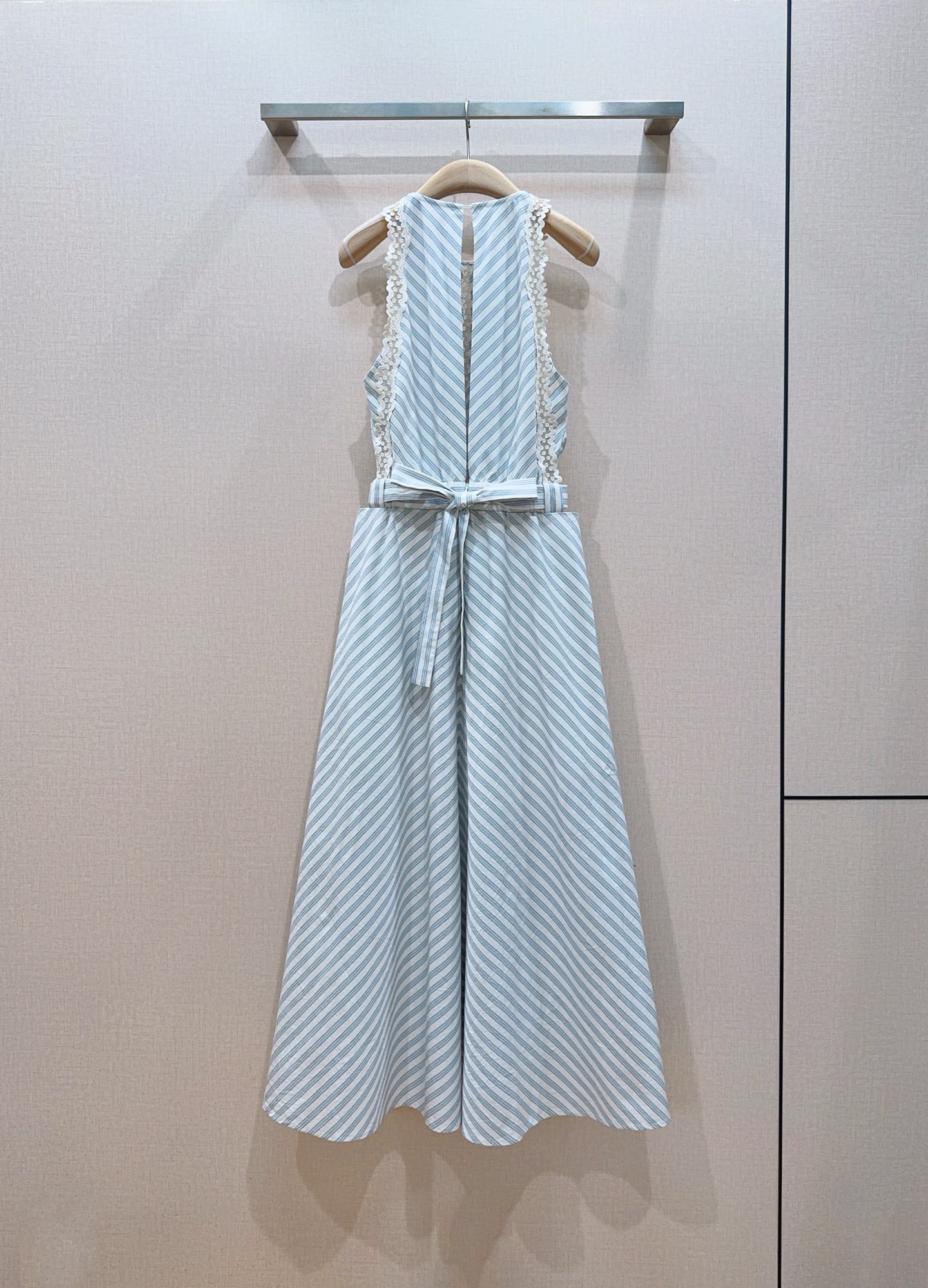 Sandro 蕾丝挂脖条纹连衣裙👗新品推荐🆕…… 圆领挂脖无袖立领设计，肩侧拼接蕾丝花边，露出肩臂更显轻盈；背部中央隐形