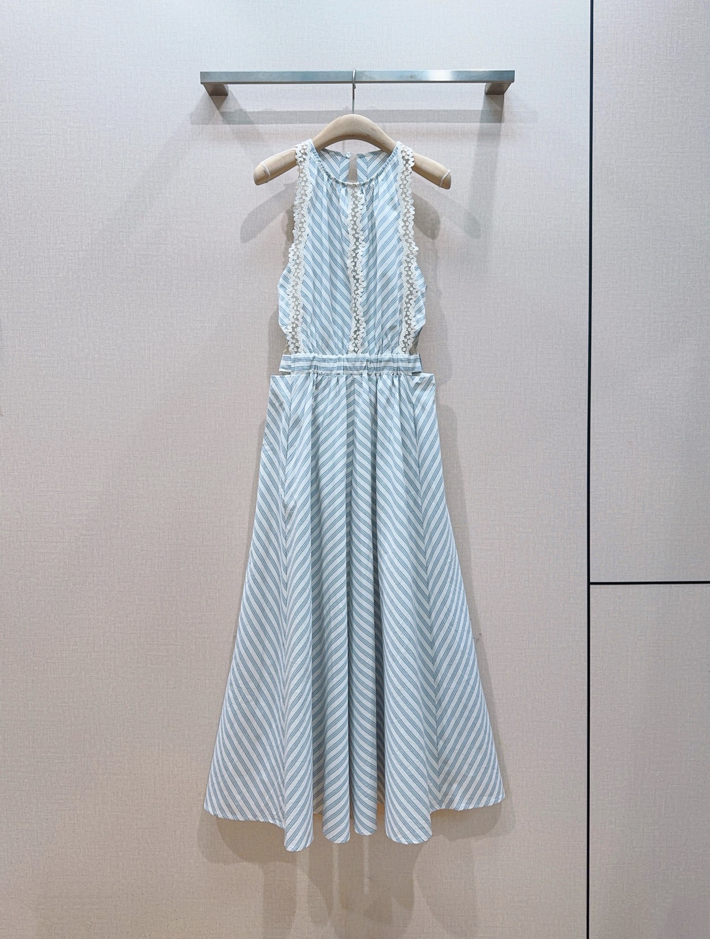 Sandro 蕾丝挂脖条纹连衣裙👗新品推荐🆕…… 圆领挂脖无袖立领设计，肩侧拼接蕾丝花边，露出肩臂更显轻盈；背部中央隐形